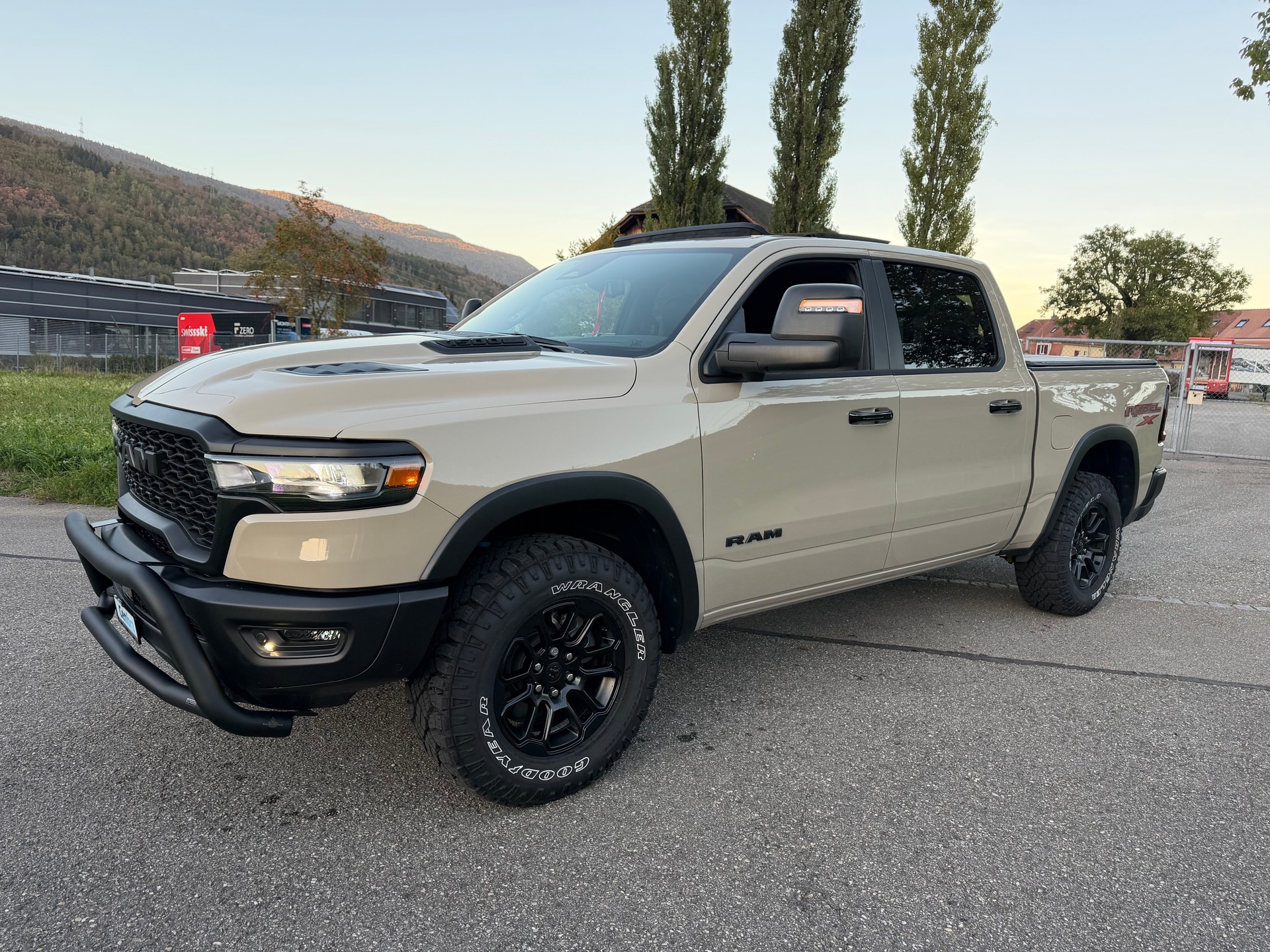 DODGE SST "REBEL X" MIT 425 PS !! KM 6`700 !! AHK 3`500 KG !! VOLL OPTION !! CH GEPRÜFT ALLES EINGETRAGEN !! REBEL X SST !!-image-28