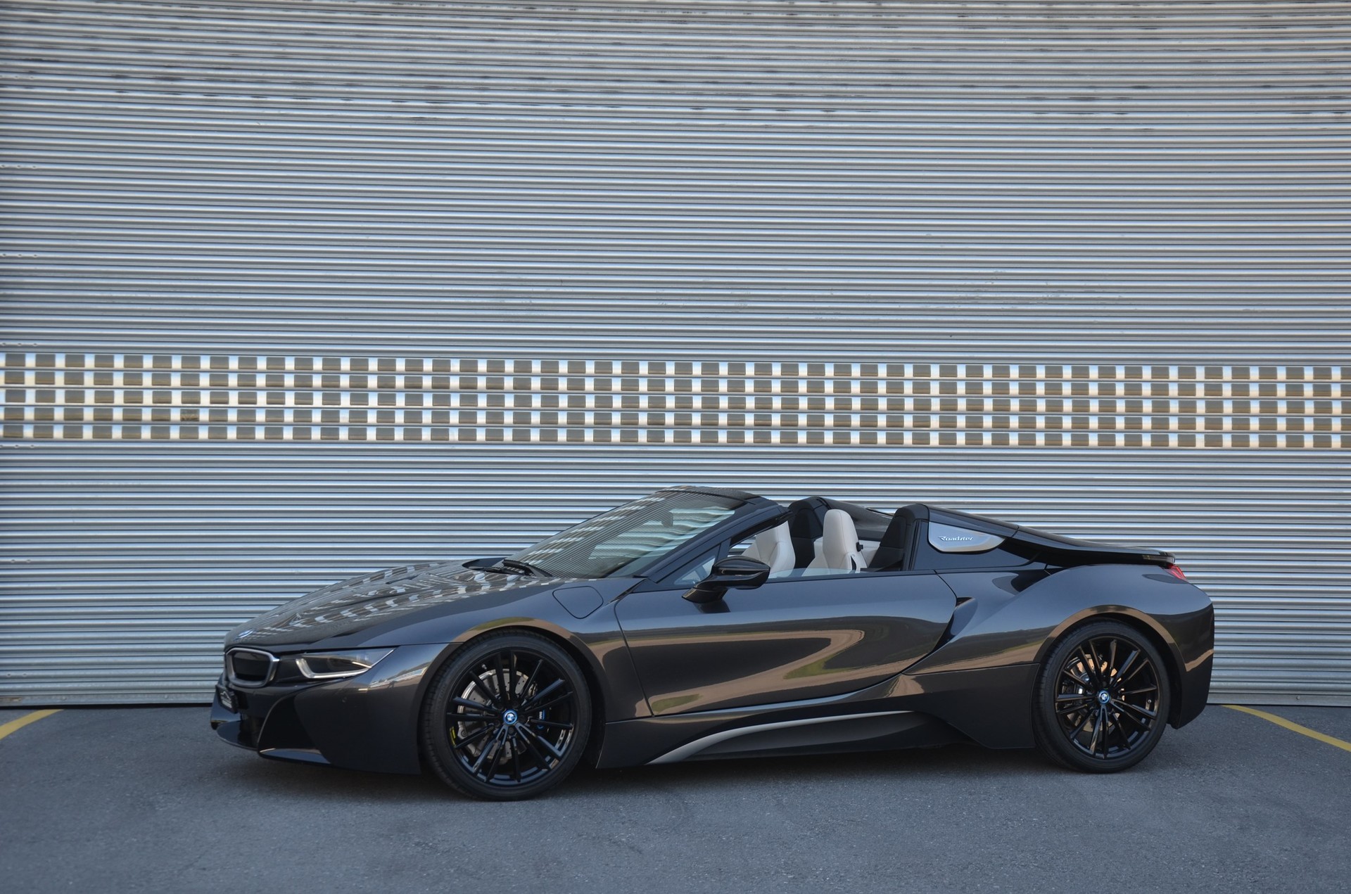 BMW i8 Roadster-showroom-element-1