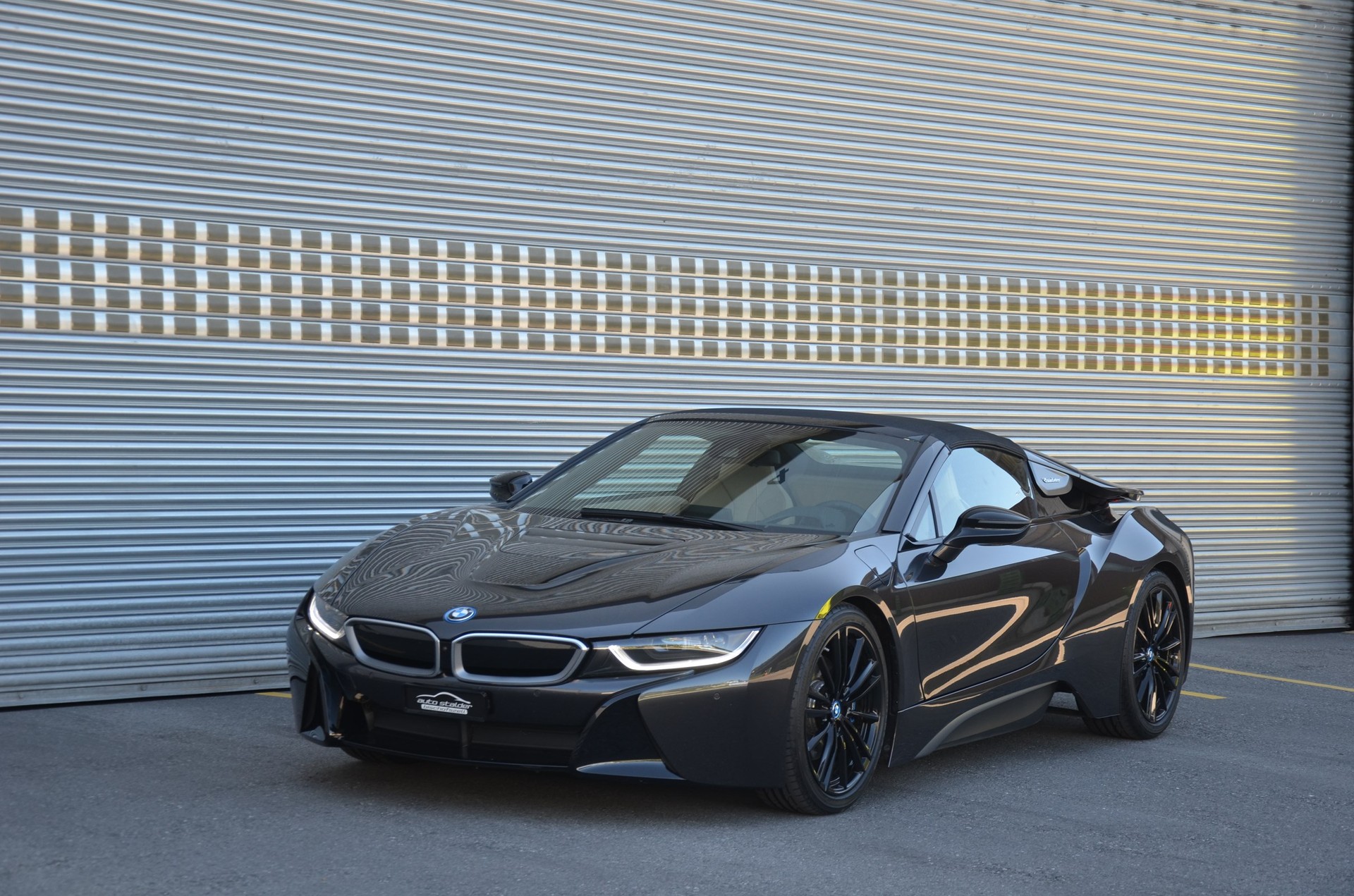 BMW i8 Roadster-showroom-element-2