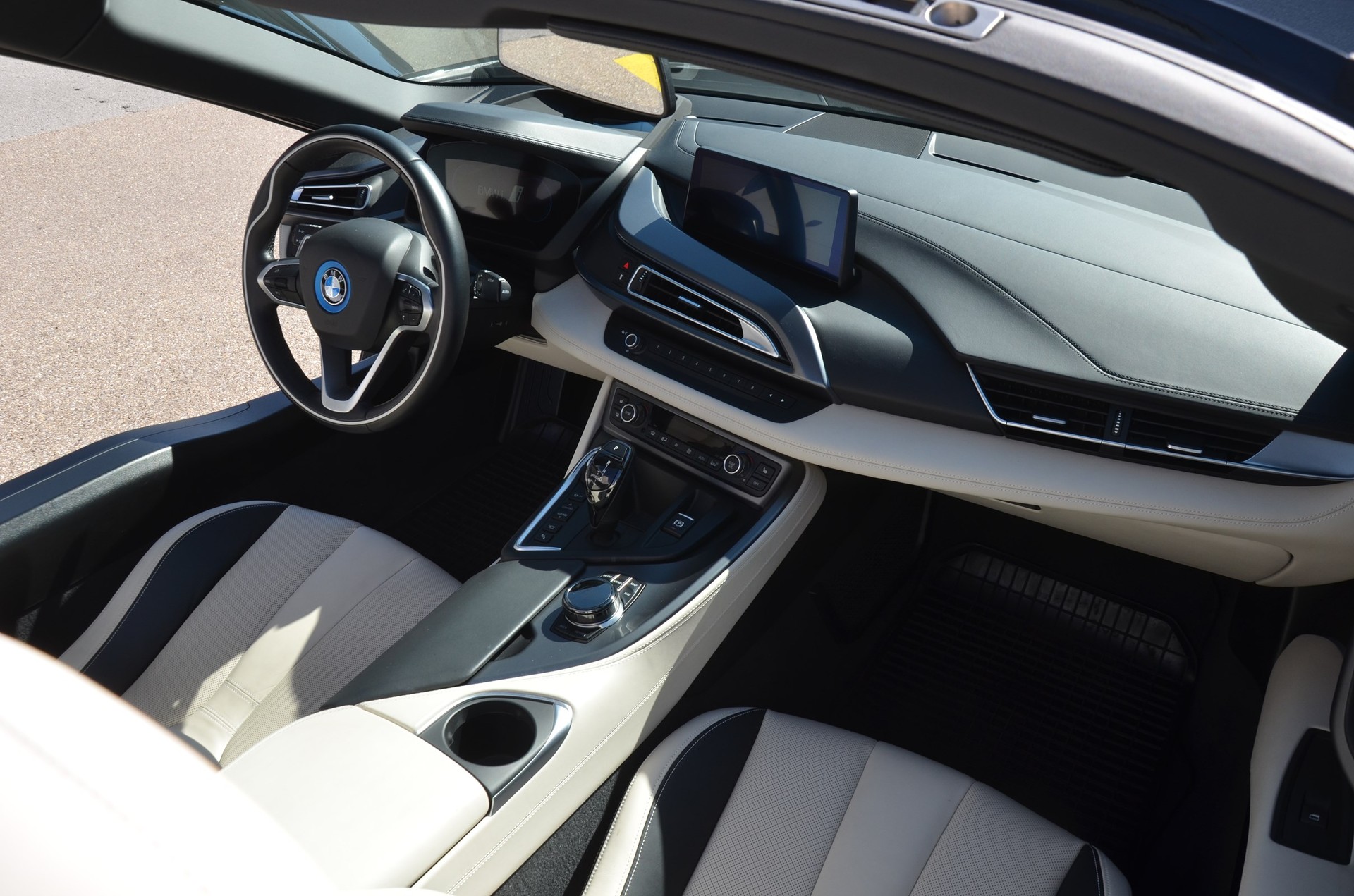 BMW i8 Roadster-image-21