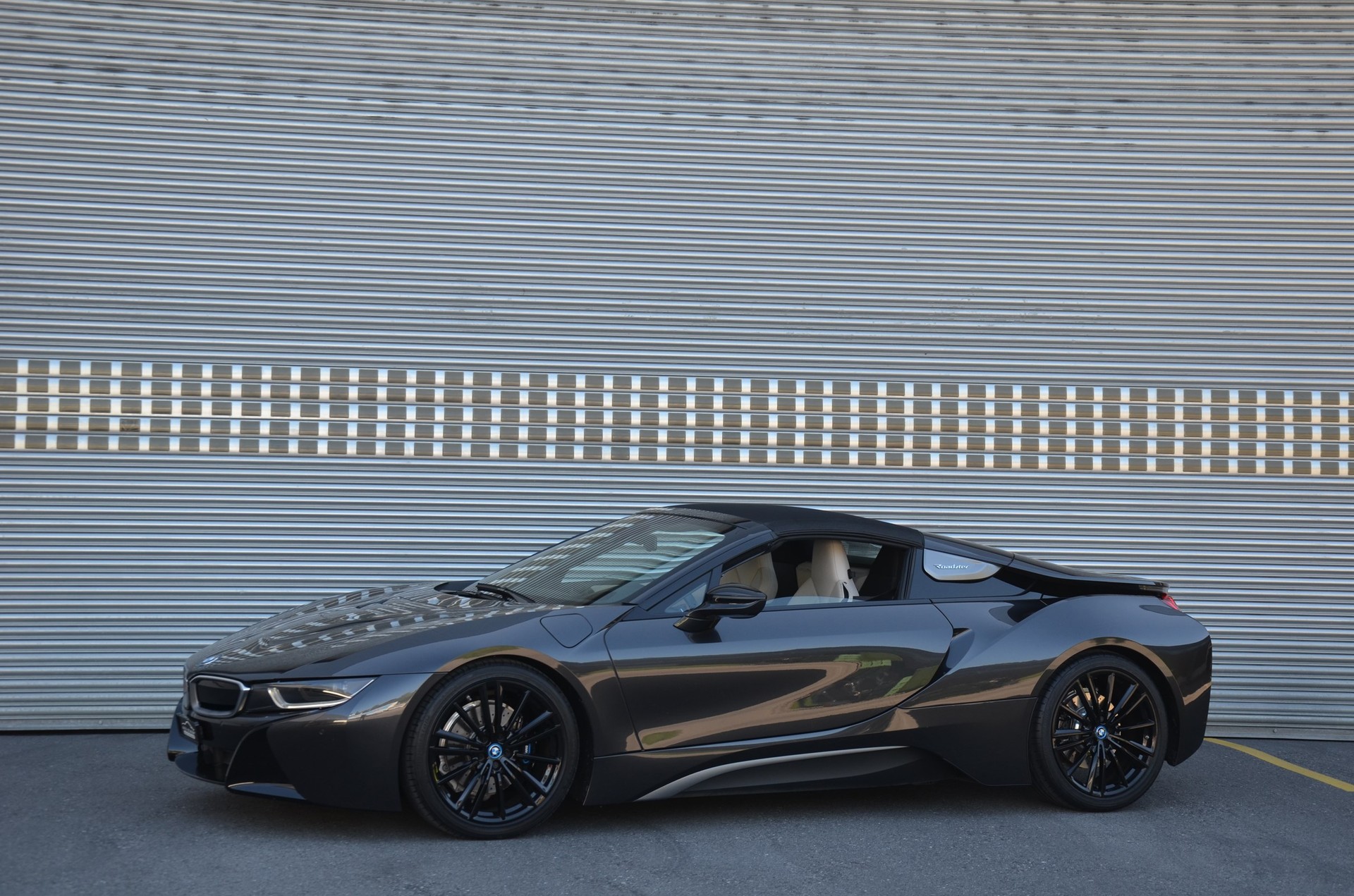 BMW i8 Roadster-showroom-element-3
