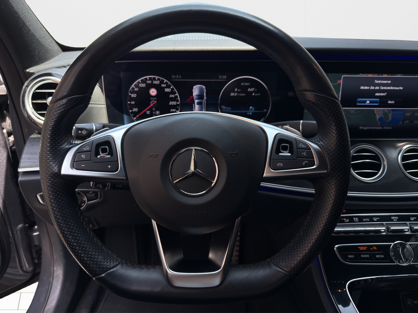 MERCEDES-BENZ E 350 d AMG Line 9G-Tronic-image-16