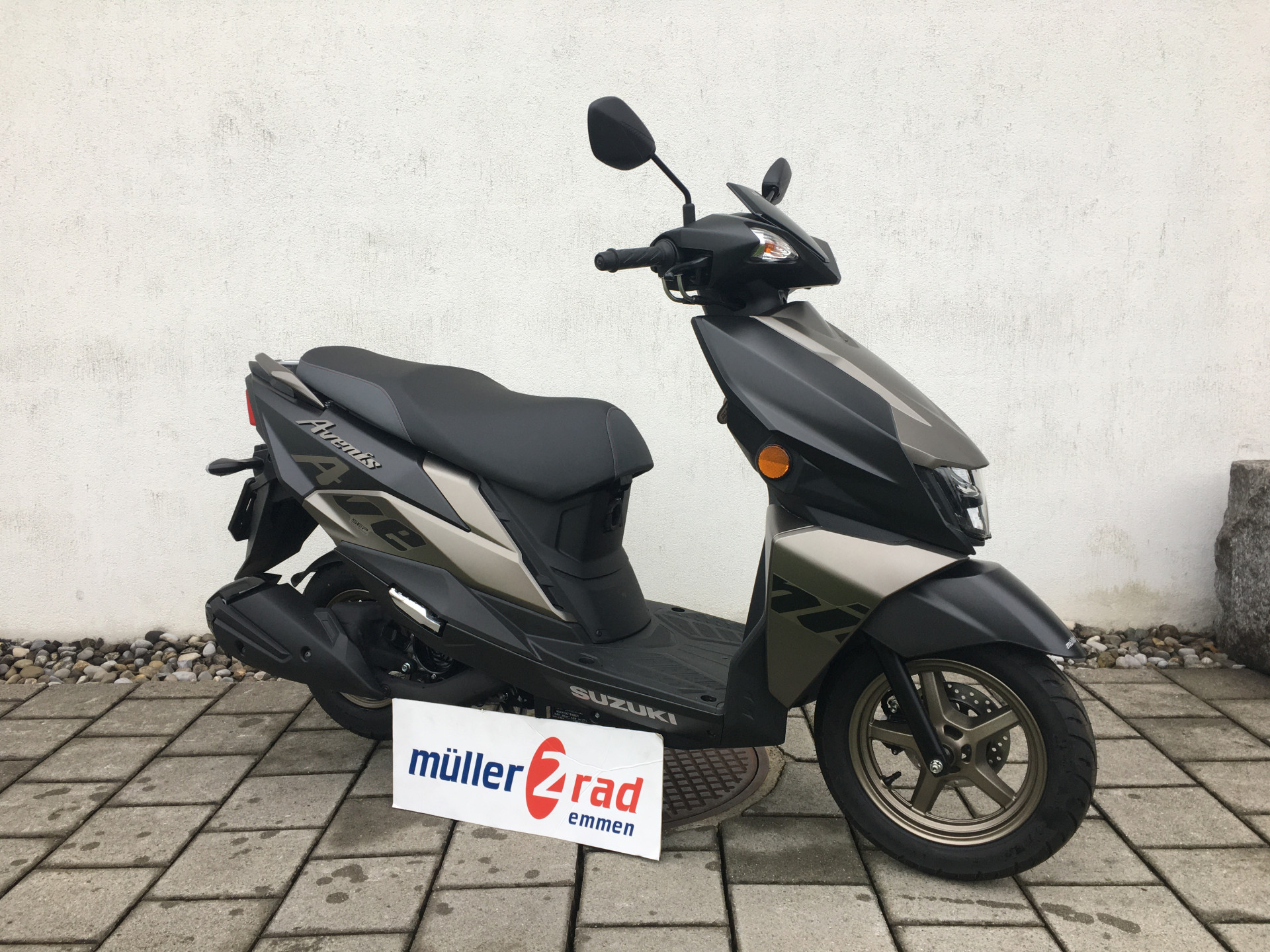 SUZUKI UN 125 Avenis-image-0
