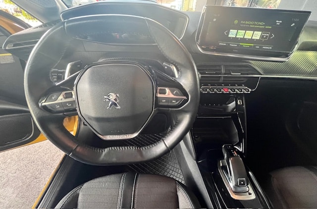 PEUGEOT 208 1.2 PureTech Allure EAT8-image-4