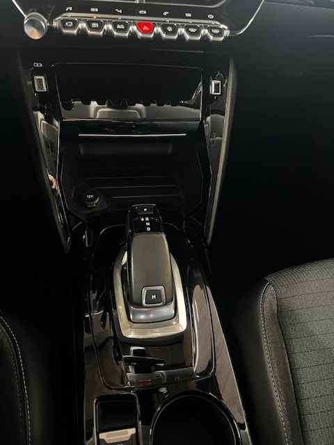PEUGEOT 208 1.2 PureTech Allure EAT8-image-9