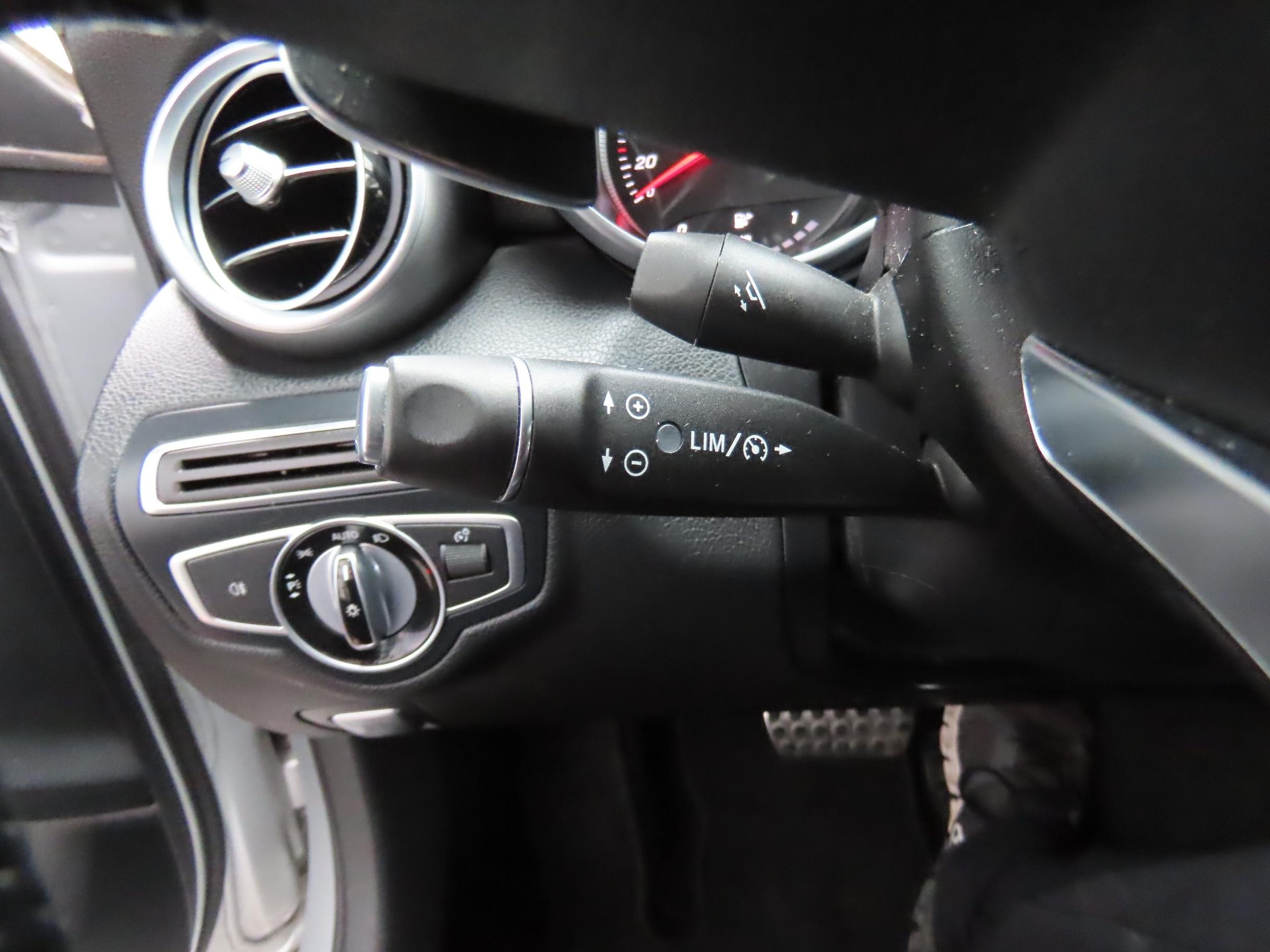 MERCEDES-BENZ C 250 d AMG Line 4m Kombi-image-12