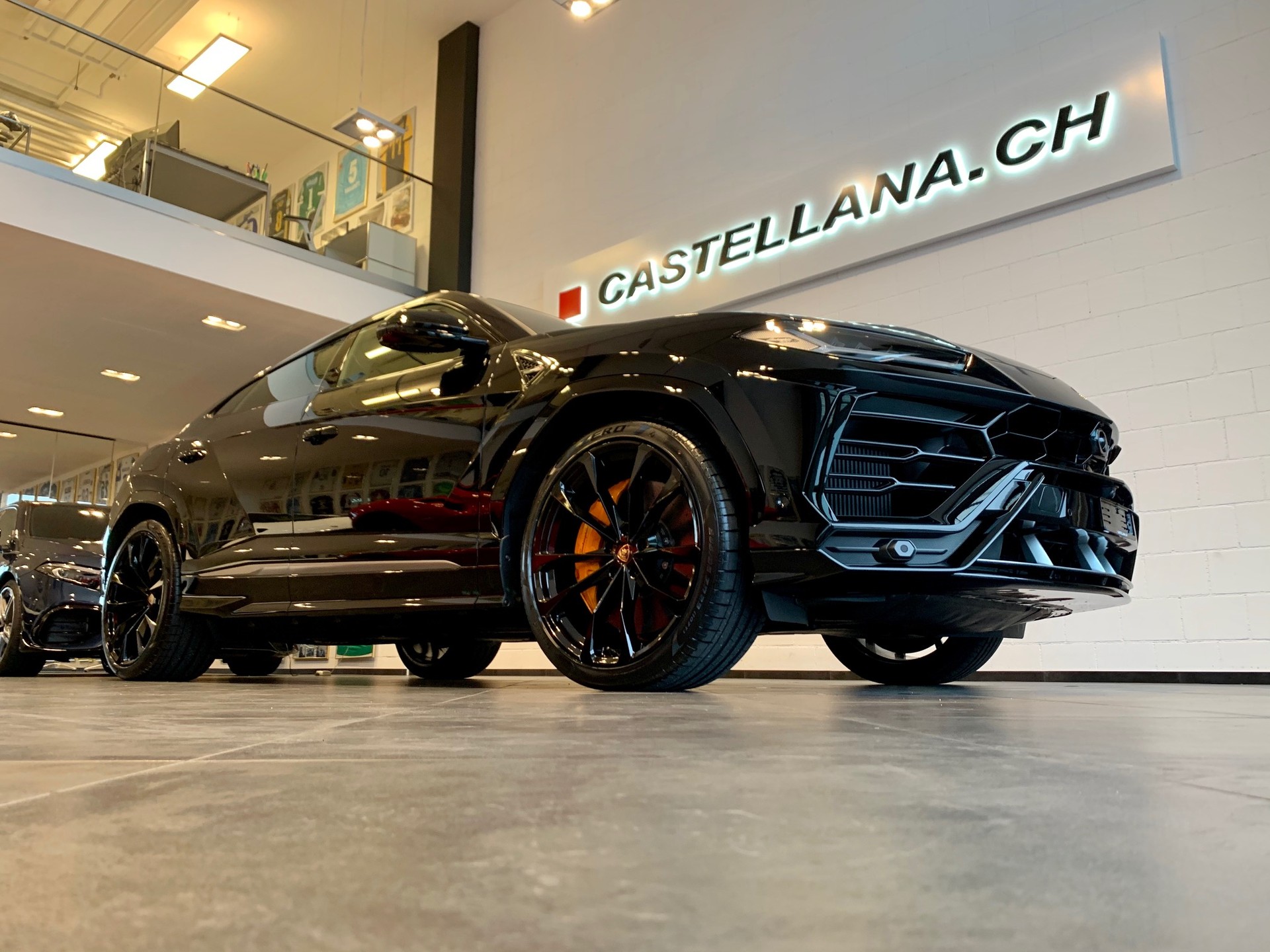 LAMBORGHINI Urus E-Gear-showroom-element-1