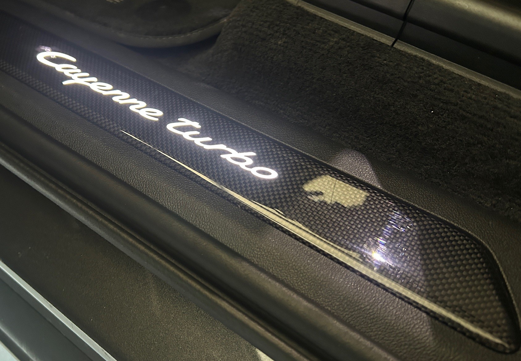 PORSCHE Cayenne Turbo *CH Fahrzeug*Nachtsichtkamera*Carbon Paket*Abstandregeltempomat*-image-12
