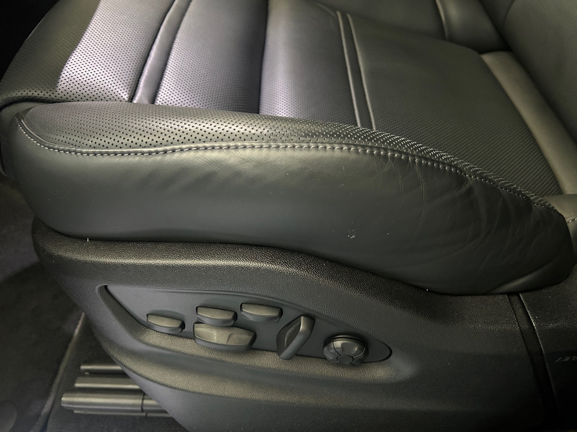 PORSCHE Cayenne Turbo *CH Fahrzeug*Nachtsichtkamera*Carbon Paket*Abstandregeltempomat*-image-11