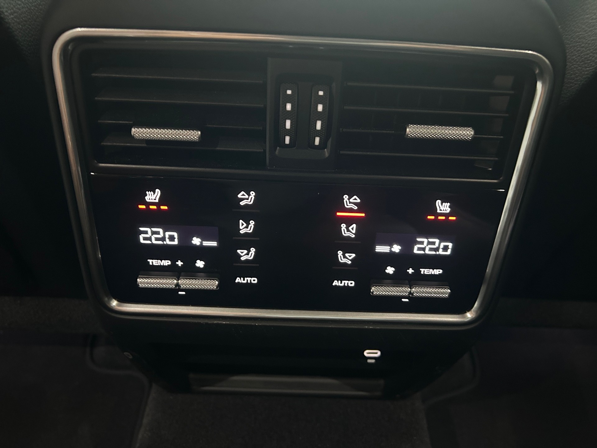 PORSCHE Cayenne Turbo *CH Fahrzeug*Nachtsichtkamera*Carbon Paket*Abstandregeltempomat*-image-21