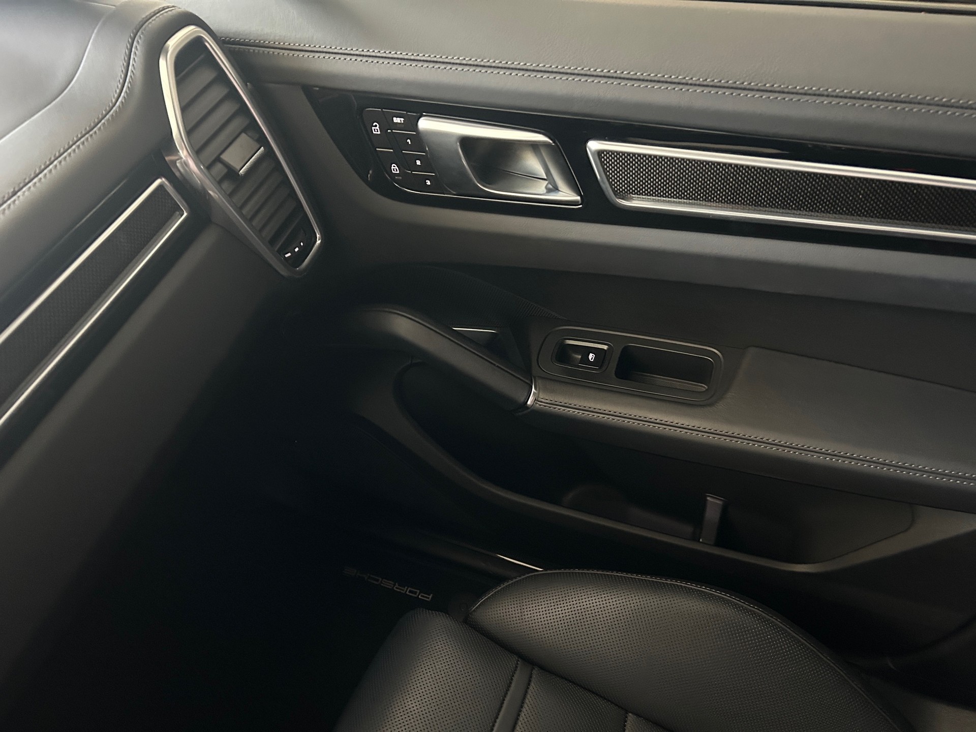 PORSCHE Cayenne Turbo *CH Fahrzeug*Nachtsichtkamera*Carbon Paket*Abstandregeltempomat*-image-9