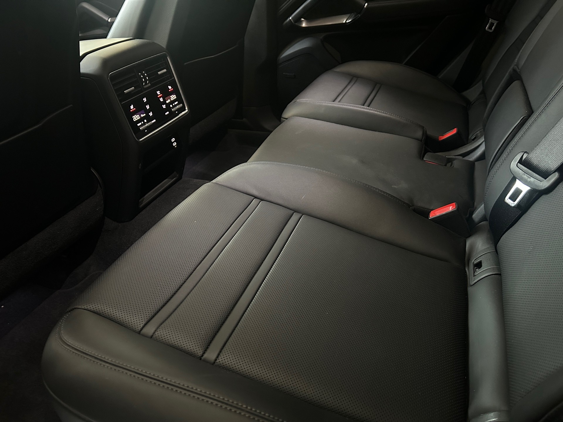 PORSCHE Cayenne Turbo *CH Fahrzeug*Nachtsichtkamera*Carbon Paket*Abstandregeltempomat*-image-22