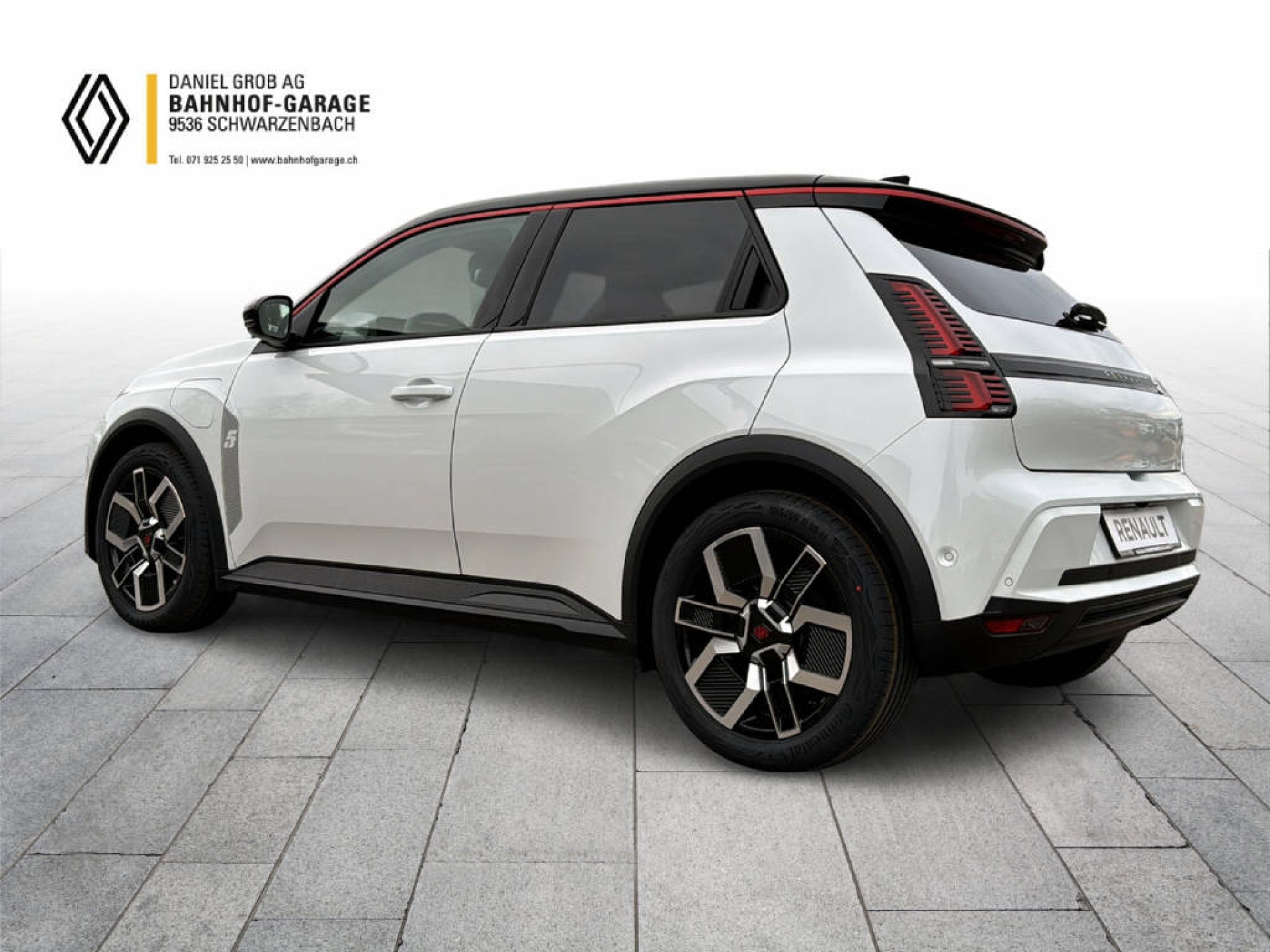 RENAULT R5 E-Tech Comfort Range techno-showroom-element-3