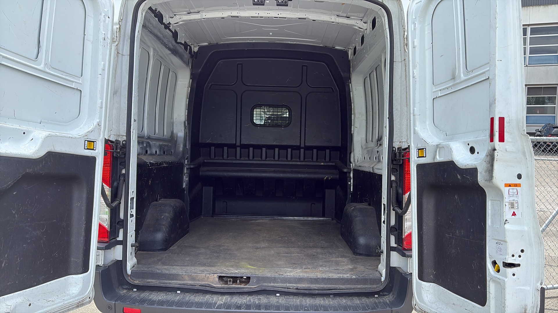 FORD Transit Van DCiV 330 L2 Ambiente 2.0 TDCi 130 FWD-image-4