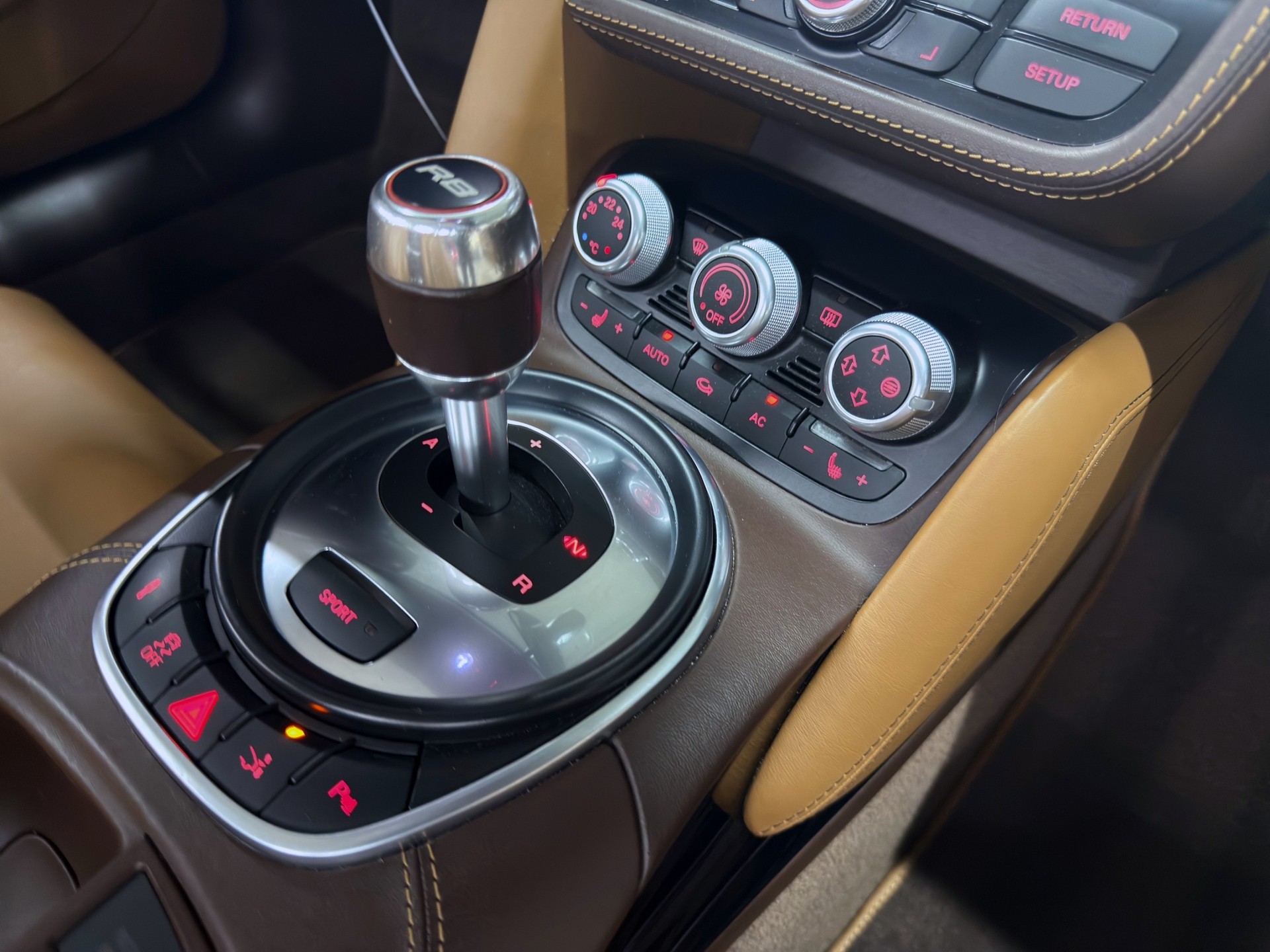AUDI R8 Spyder 5.2 R-Tronic-image-21