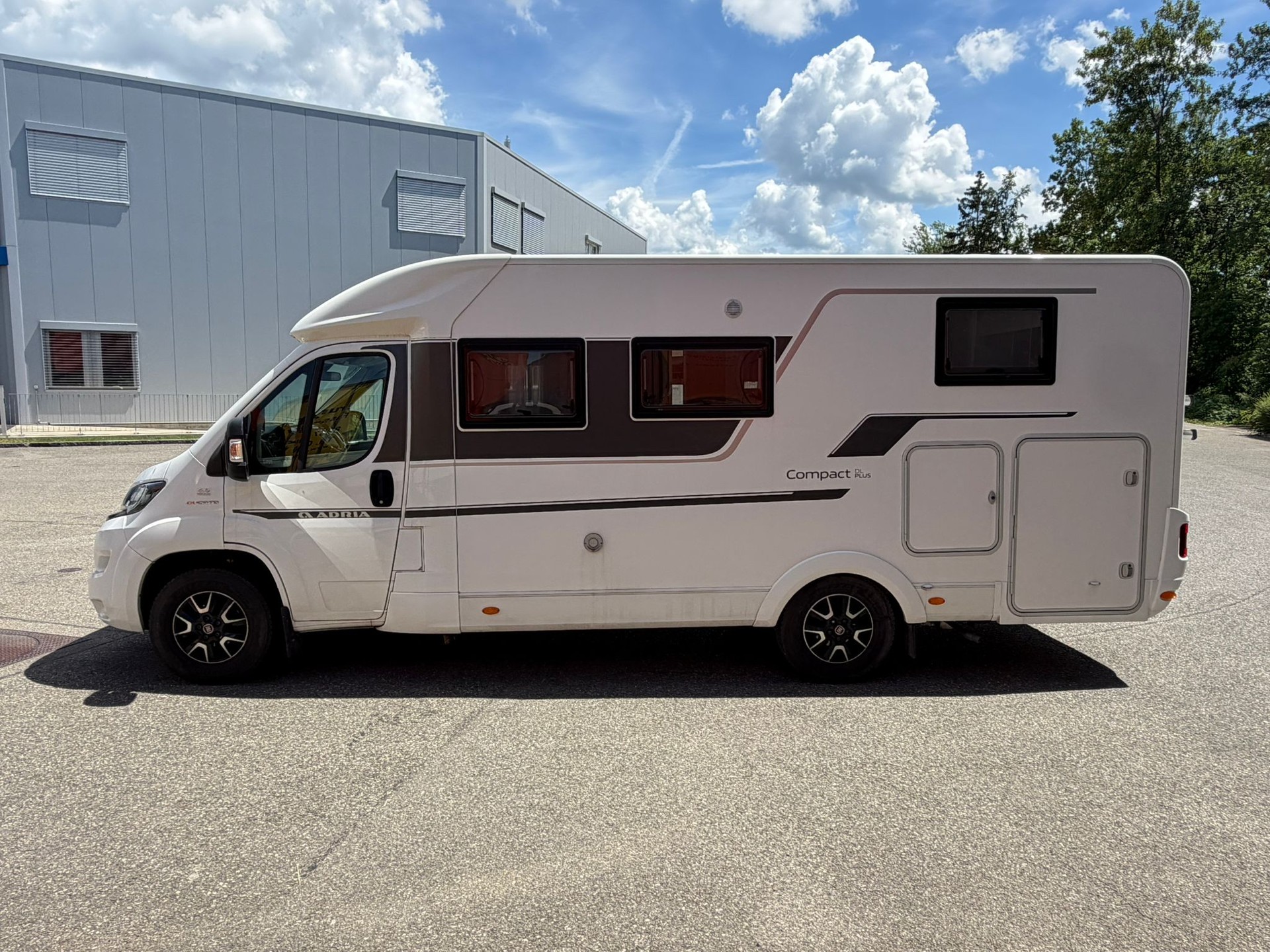 ADRIA Adria Compact Plus DL – 160 PS Automat | Längsbetten | 24M Garantie | Face-to-Face-showroom-element-1