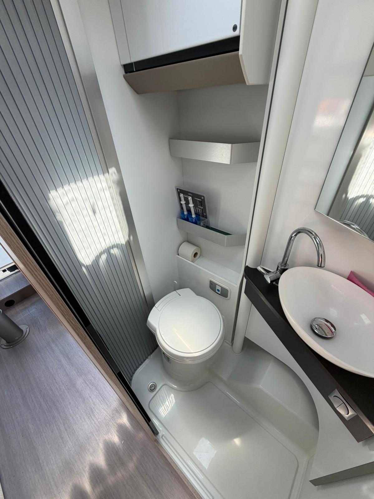 ADRIA Adria Compact Plus DL – 160 PS Automat | Längsbetten | 24M Garantie | Face-to-Face-image-17