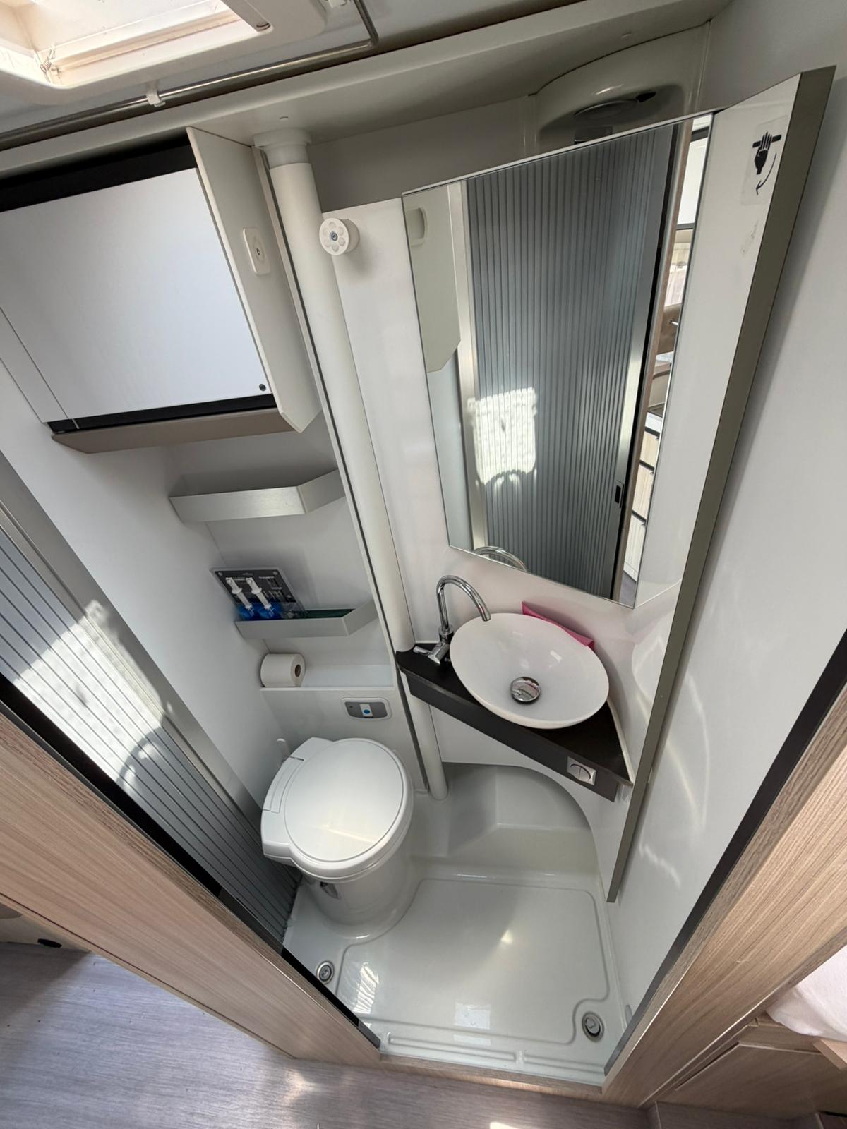 ADRIA Adria Compact Plus DL – 160 PS Automat | Längsbetten | 24M Garantie | Face-to-Face-image-16