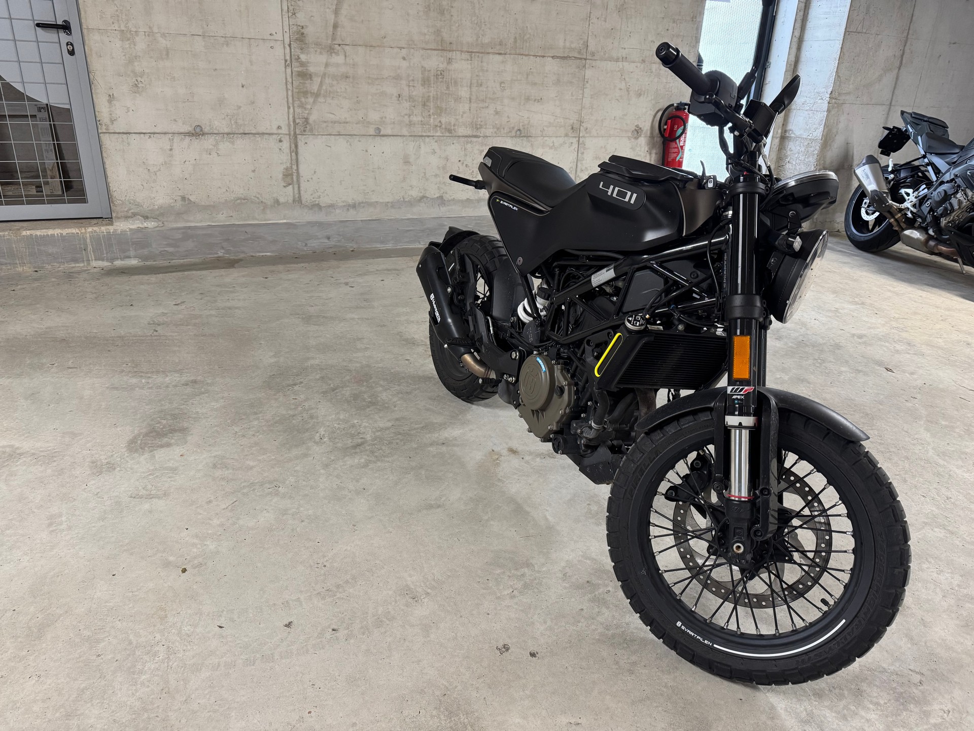 HUSQVARNA Svartpilen 401-image-0