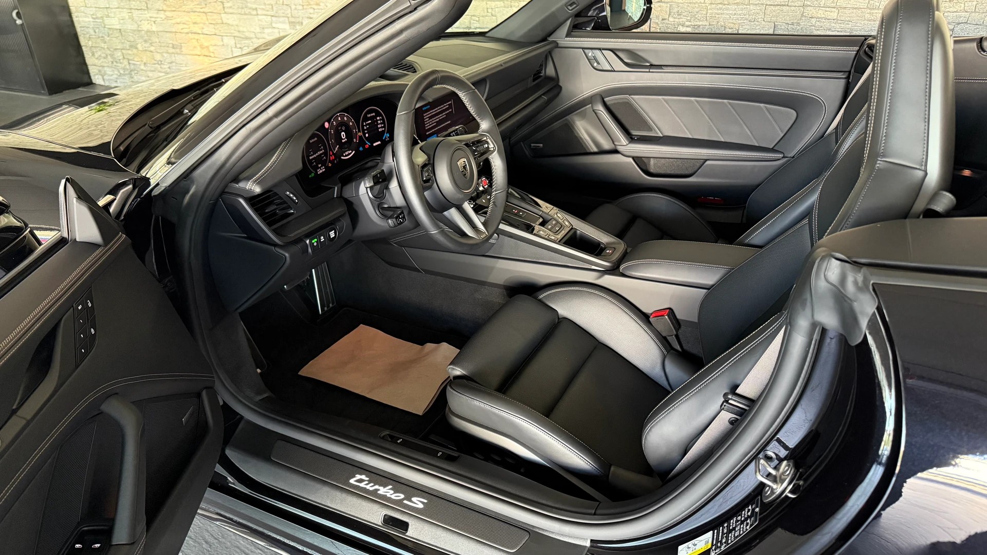 PORSCHE 911 Turbo S Cabriolet PDK-image-19