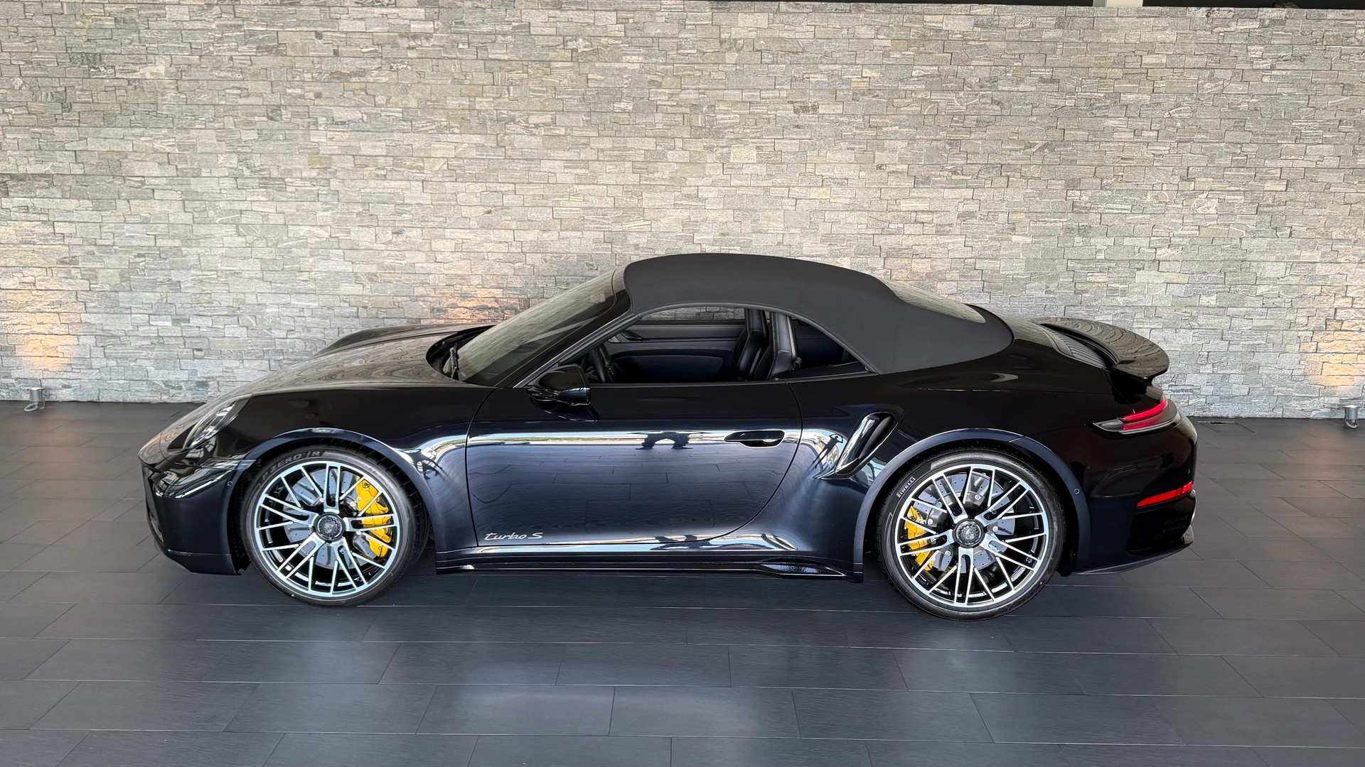 PORSCHE 911 Turbo S Cabriolet PDK-image-6