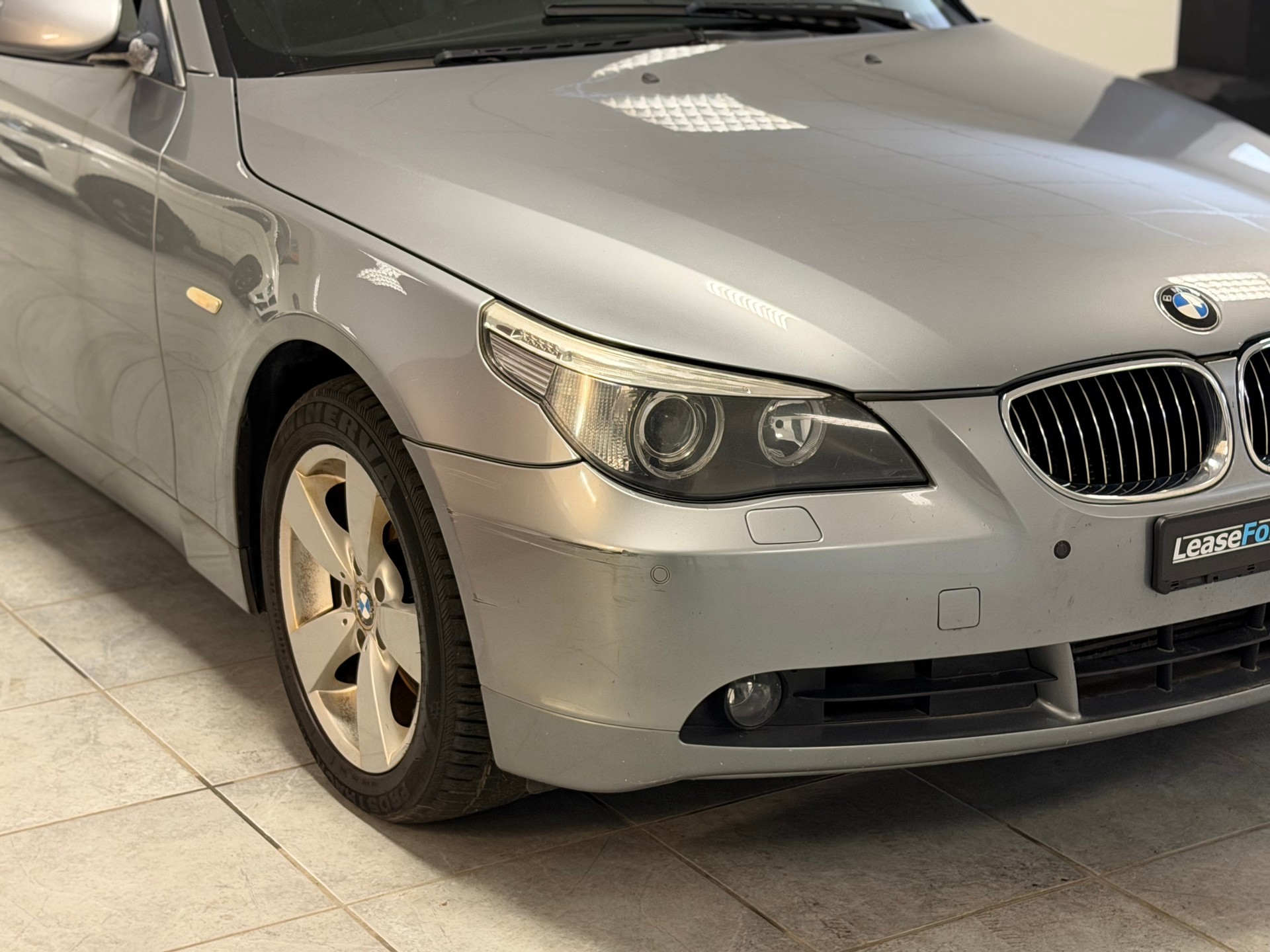 BMW 530xd Touring-showroom-element-1