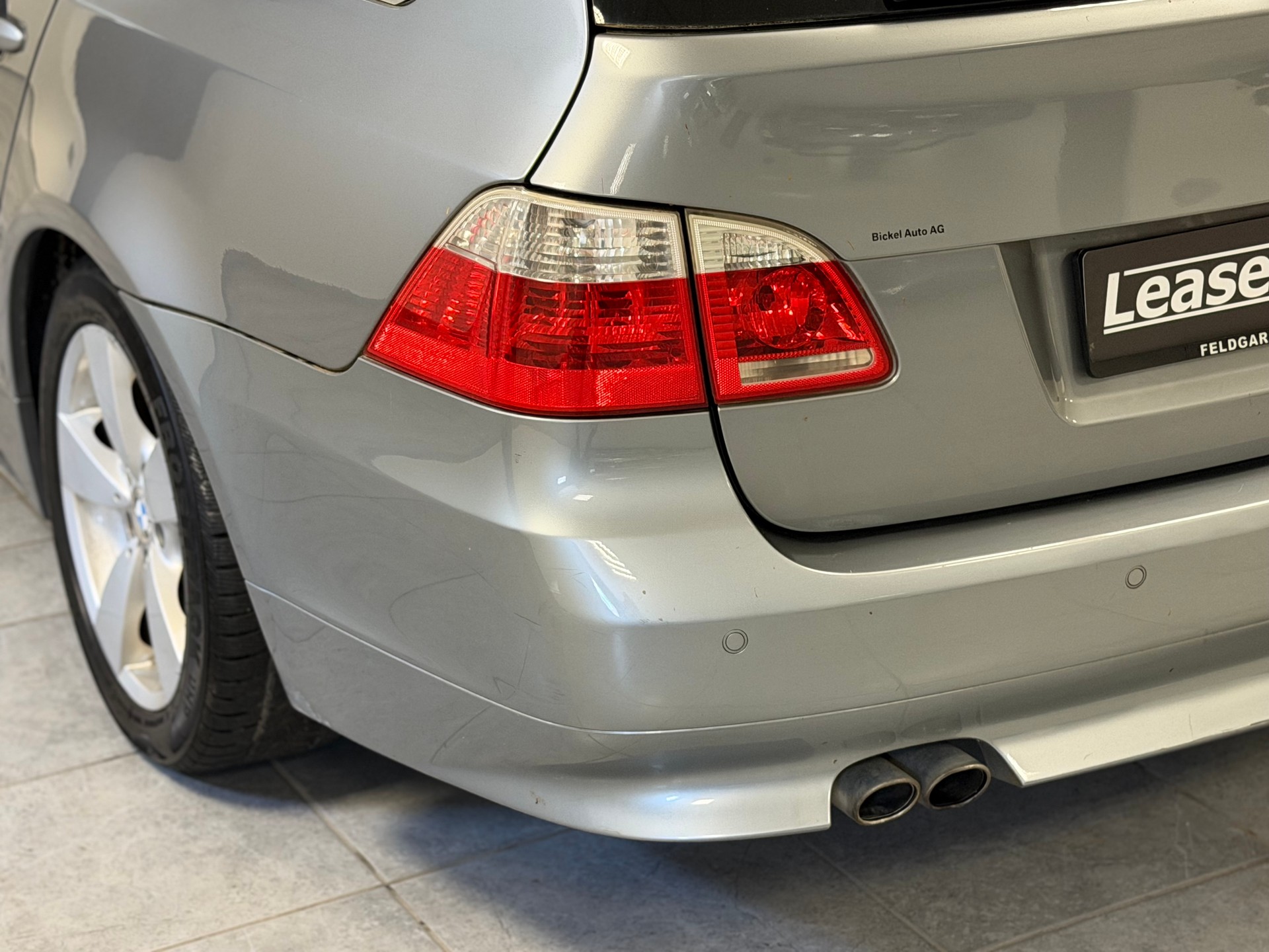 BMW 530xd Touring-showroom-element-2