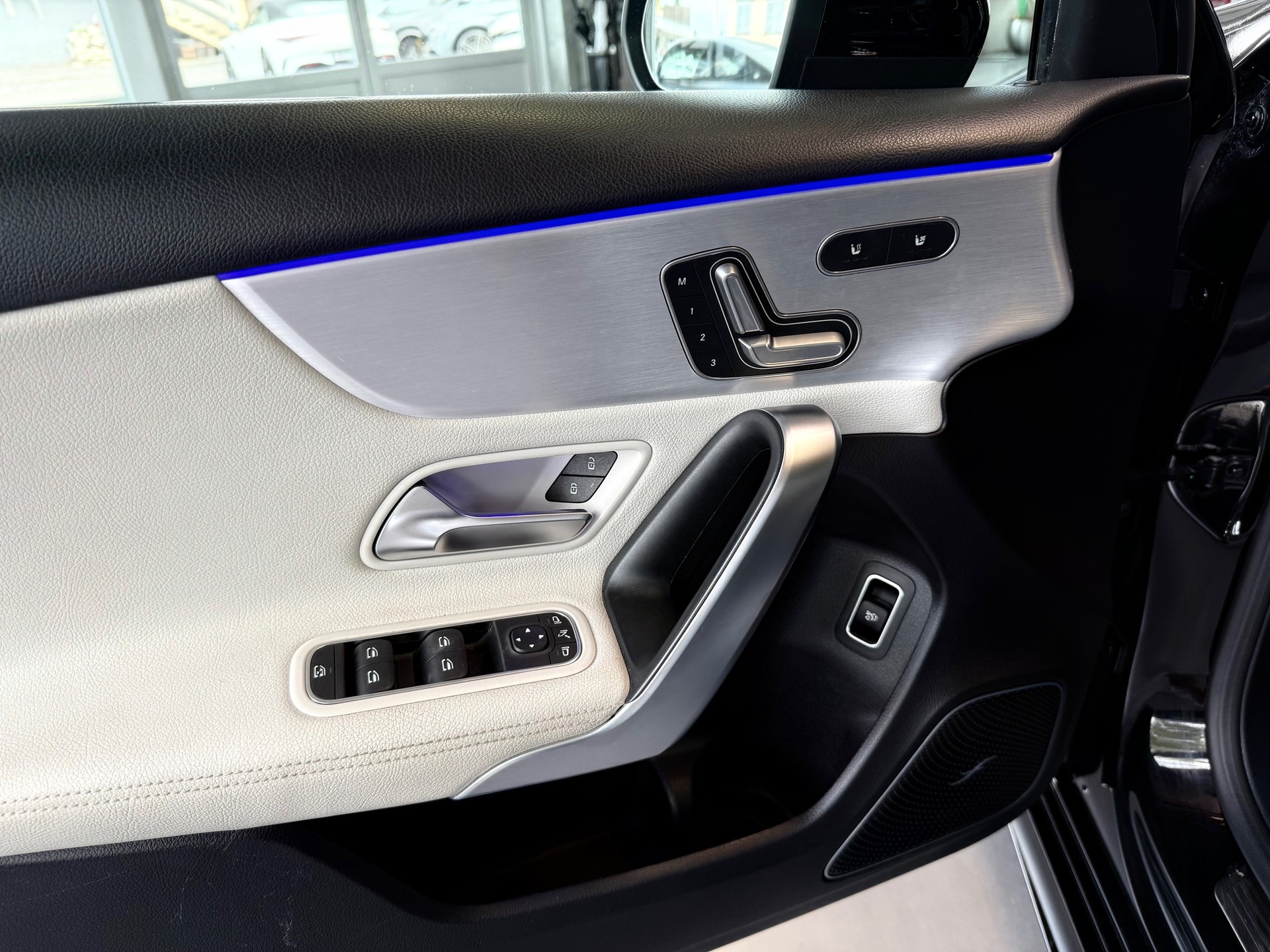 MERCEDES-BENZ A 200 AMG Line 7G-DCT-image-9