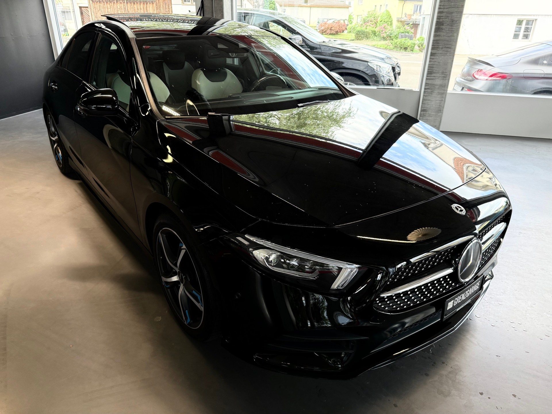 MERCEDES-BENZ A 200 AMG Line 7G-DCT-showroom-element-1