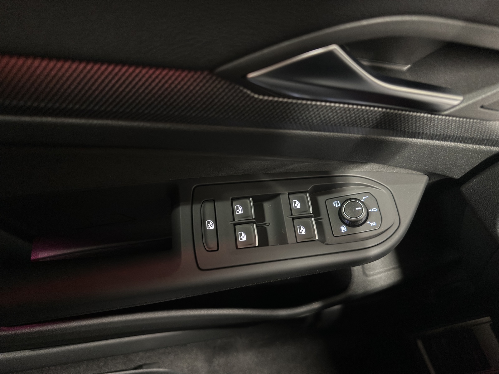 VW Golf VIII 1.5 eTSI R-Line DSG-image-10