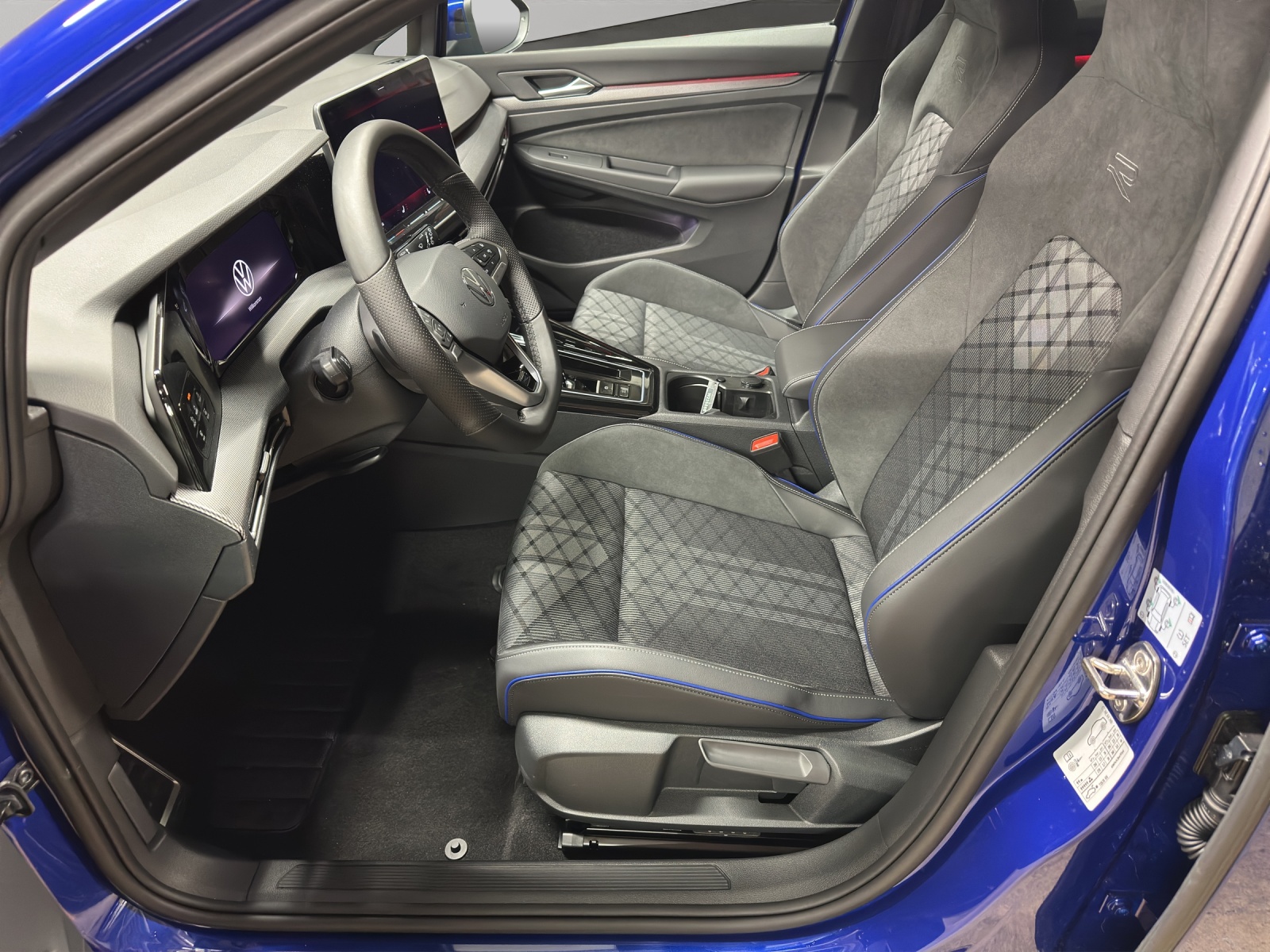 VW Golf VIII 1.5 eTSI R-Line DSG-image-5