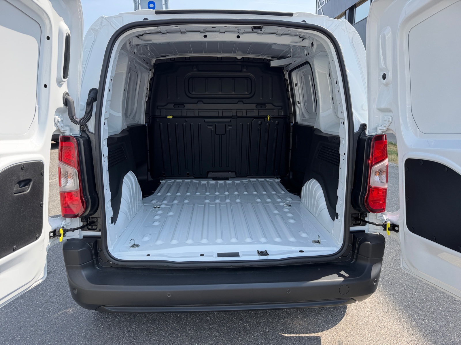 FIAT E-Doblo L1 50kWh 800kg Easy Pro * 290 km Reichweite * Top Preis-showroom-element-3