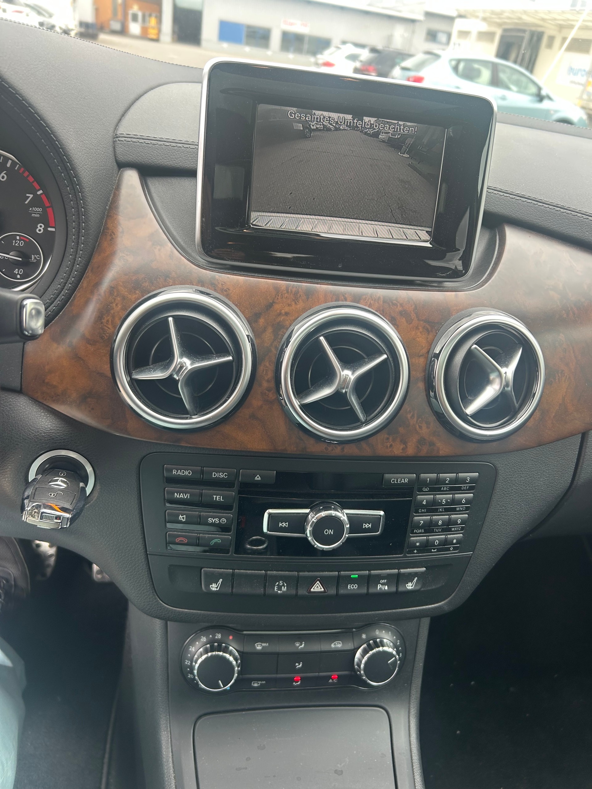 MERCEDES-BENZ B 200 7G-DCT-showroom-element-1