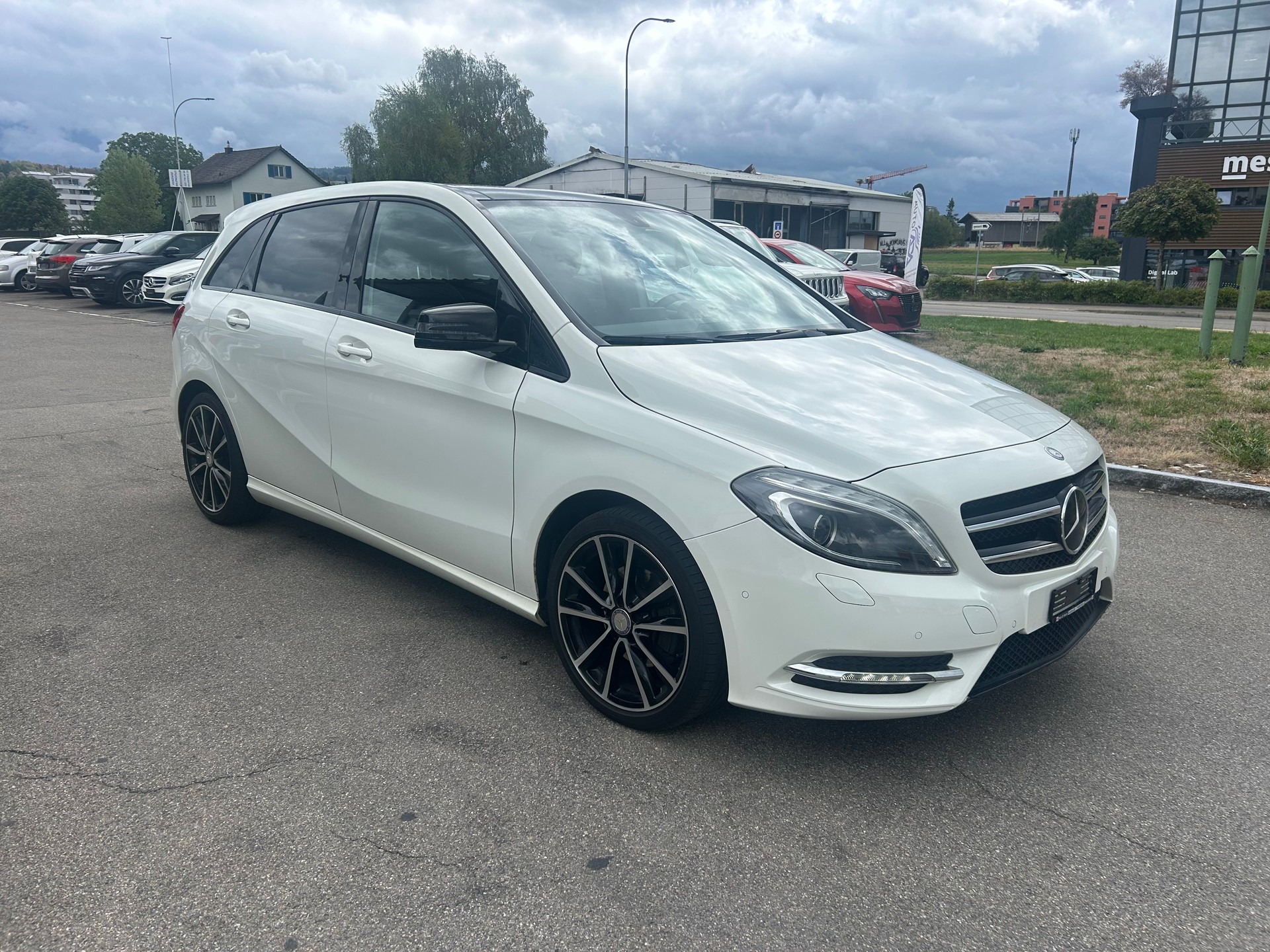 MERCEDES-BENZ B 200 7G-DCT-showroom-element-2