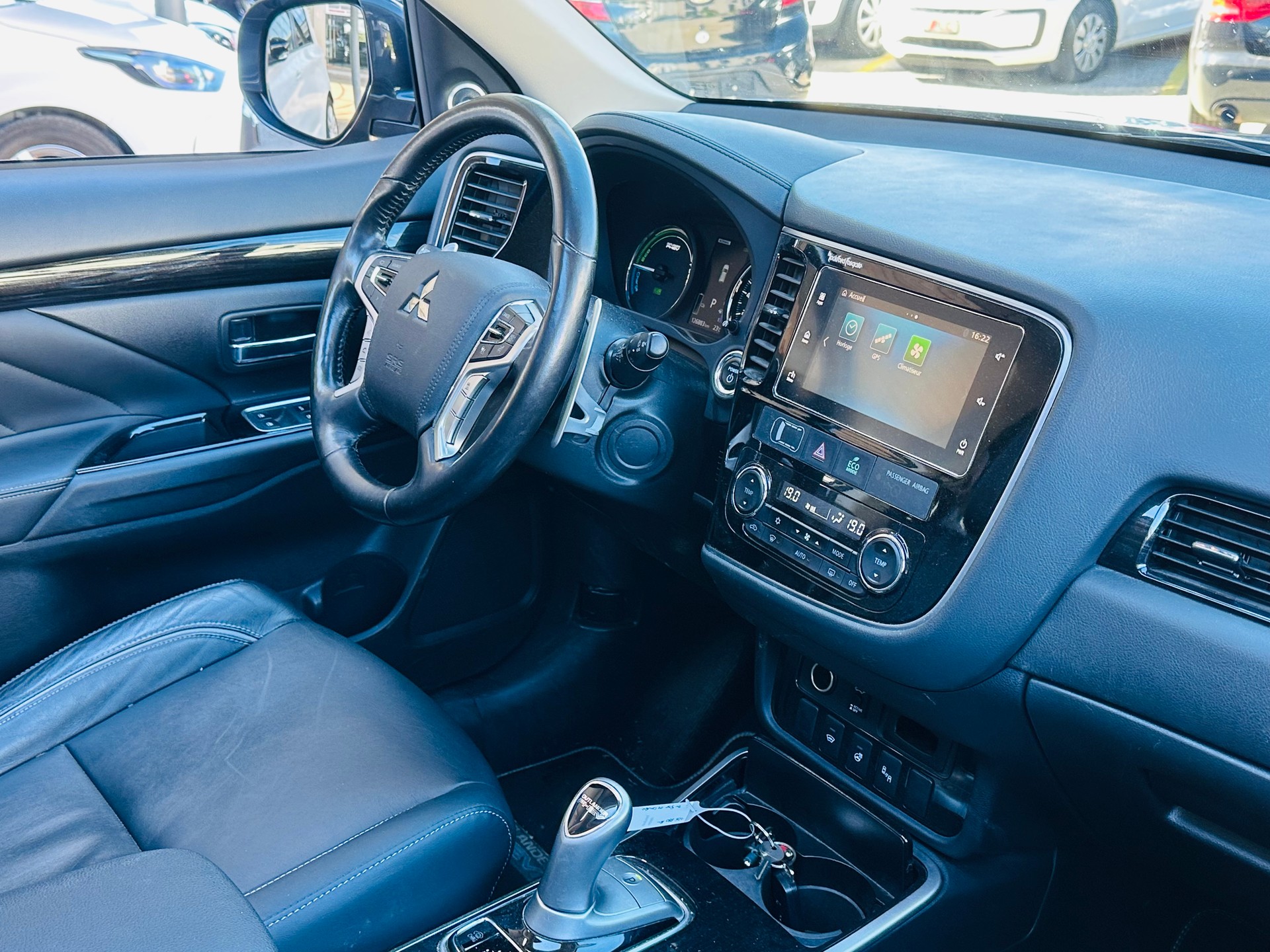 MITSUBISHI Outlander 2.0 PHEV Diamond Annivers. 4WD Automatic-image-11