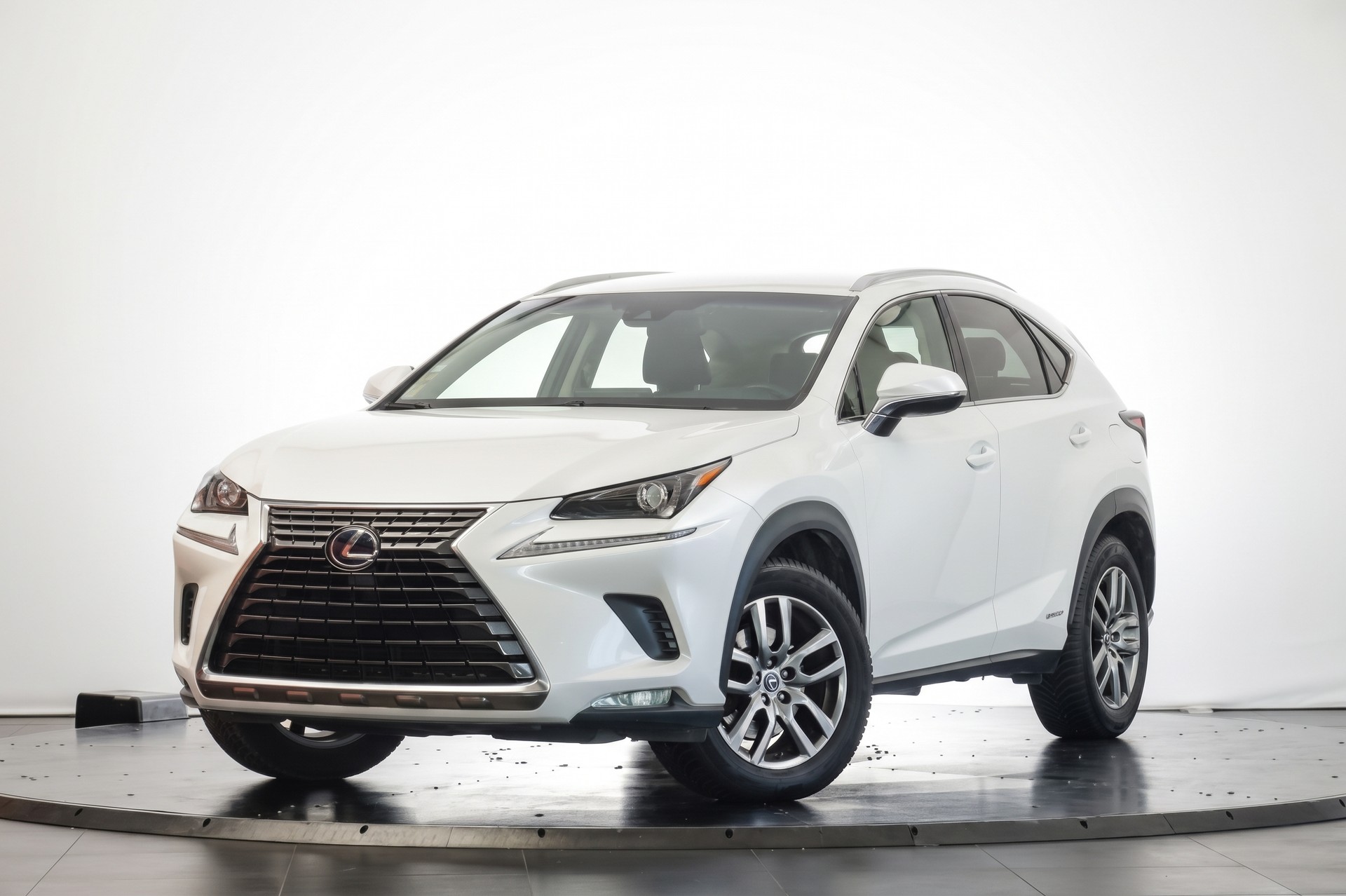 LEXUS NX 300h Impression E-Four Automatic Navigation Premium / Caméra de recul / Sièges chauffants-showroom-element-3