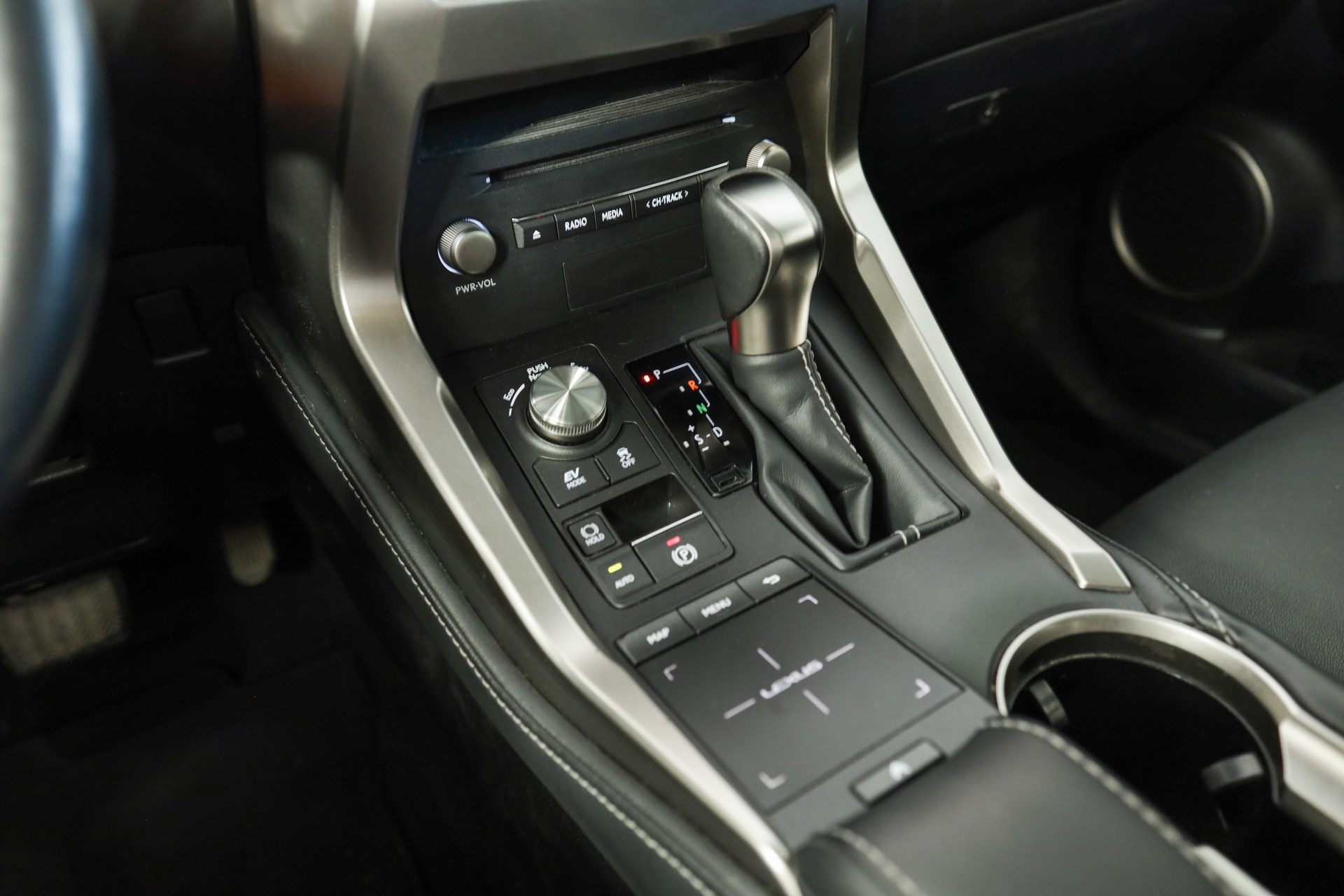 LEXUS NX 300h Impression E-Four Automatic Navigation Premium / Caméra de recul / Sièges chauffants-image-15