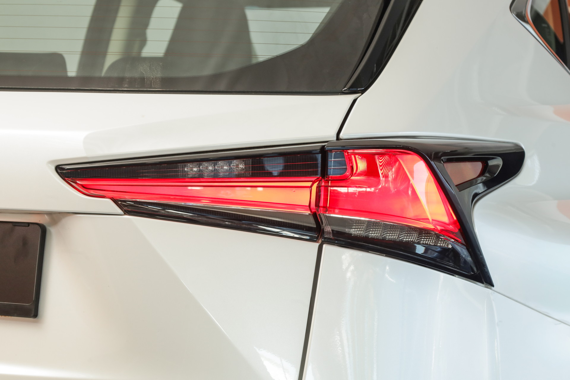 LEXUS NX 300h Impression E-Four Automatic Navigation Premium / Caméra de recul / Sièges chauffants-image-7