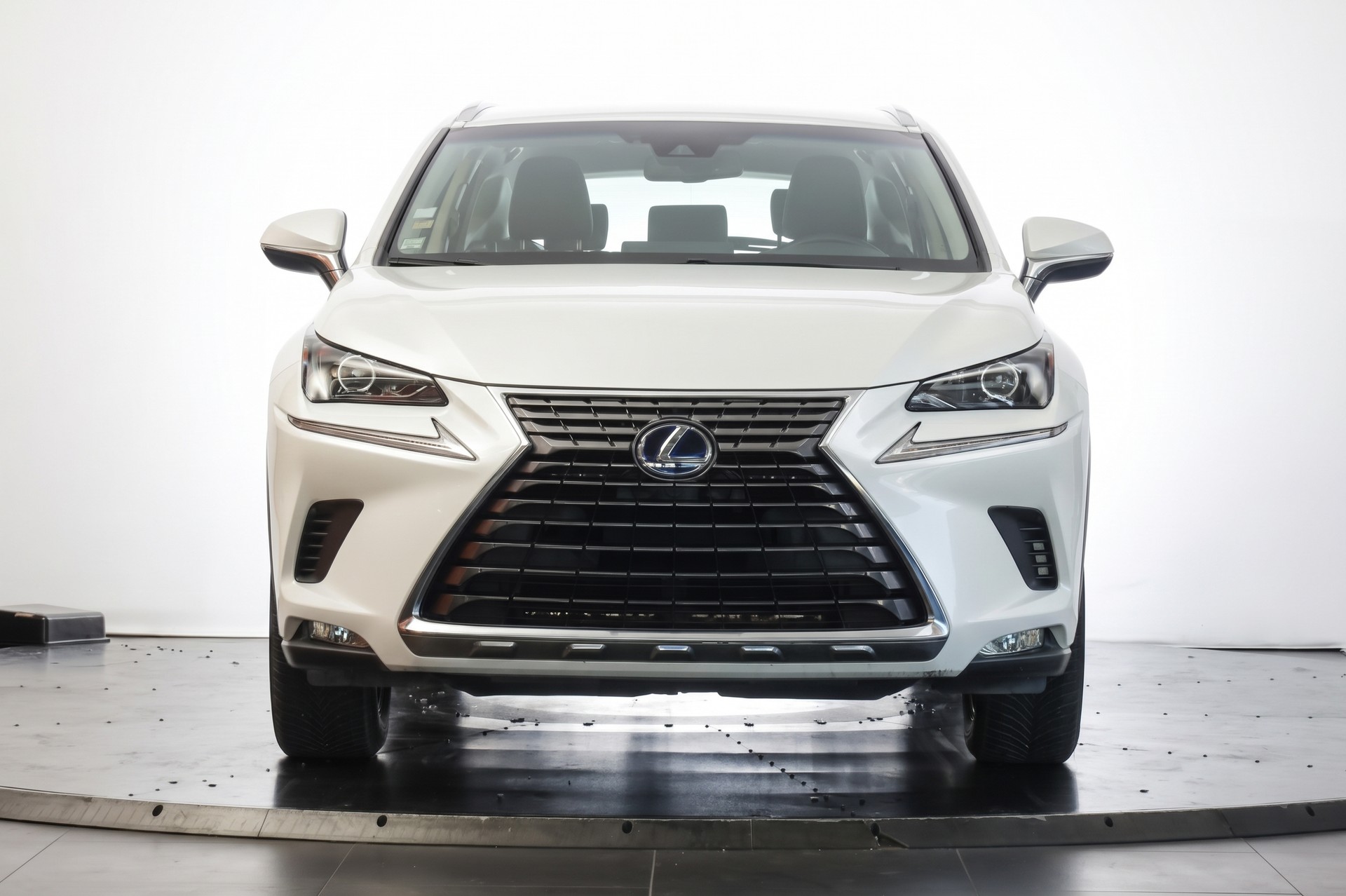 LEXUS NX 300h Impression E-Four Automatic Navigation Premium / Caméra de recul / Sièges chauffants-showroom-element-1