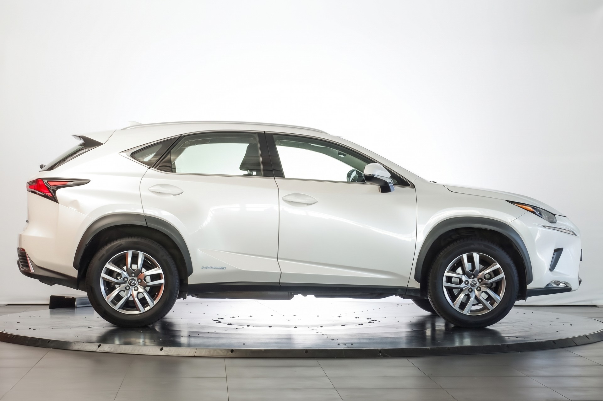 LEXUS NX 300h Impression E-Four Automatic Navigation Premium / Caméra de recul / Sièges chauffants-image-5