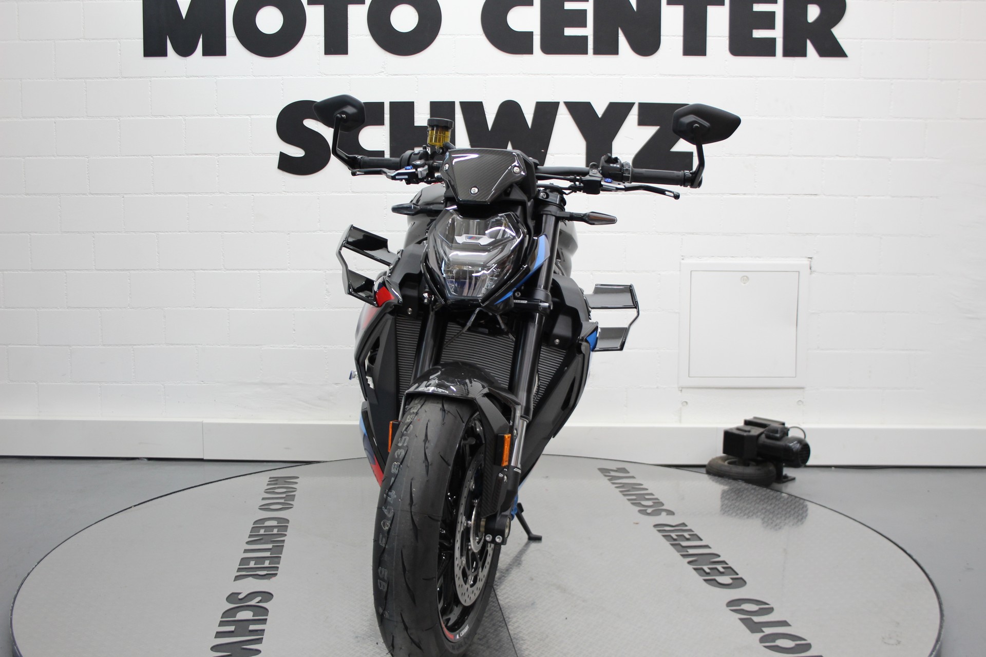 BMW M 1000 R-image-2