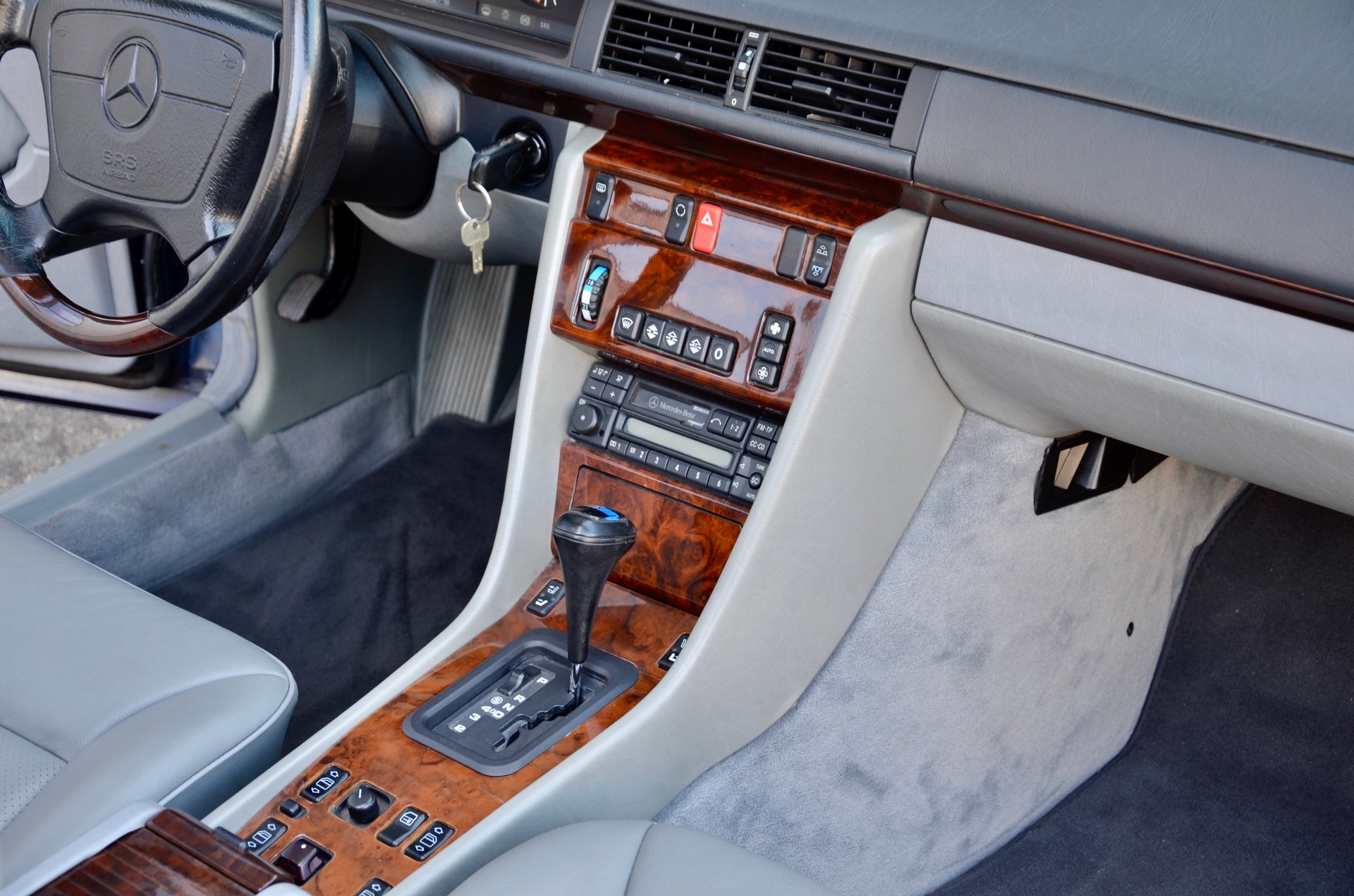MERCEDES-BENZ E 320 Cabrio-image-19