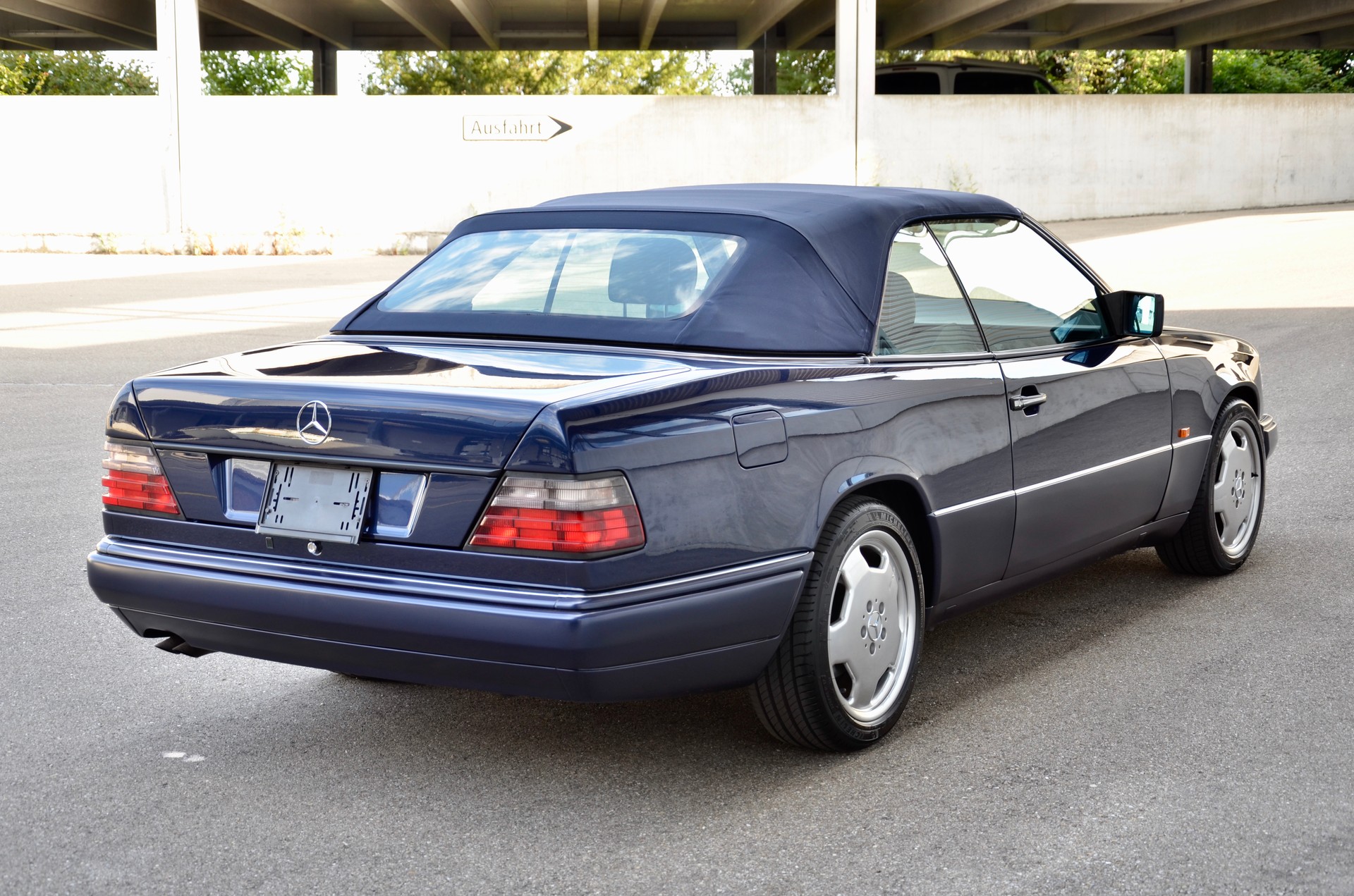 MERCEDES-BENZ E 320 Cabrio-image-10