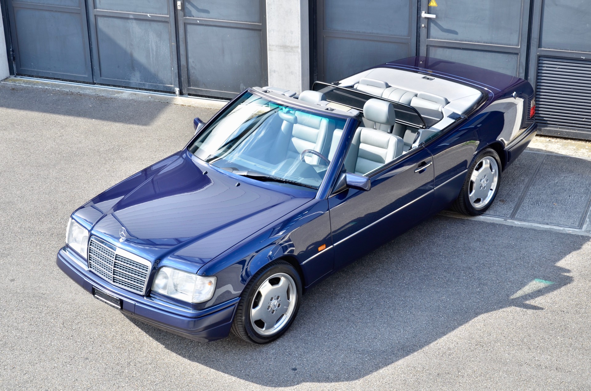 MERCEDES-BENZ E 320 Cabrio-showroom-element-3