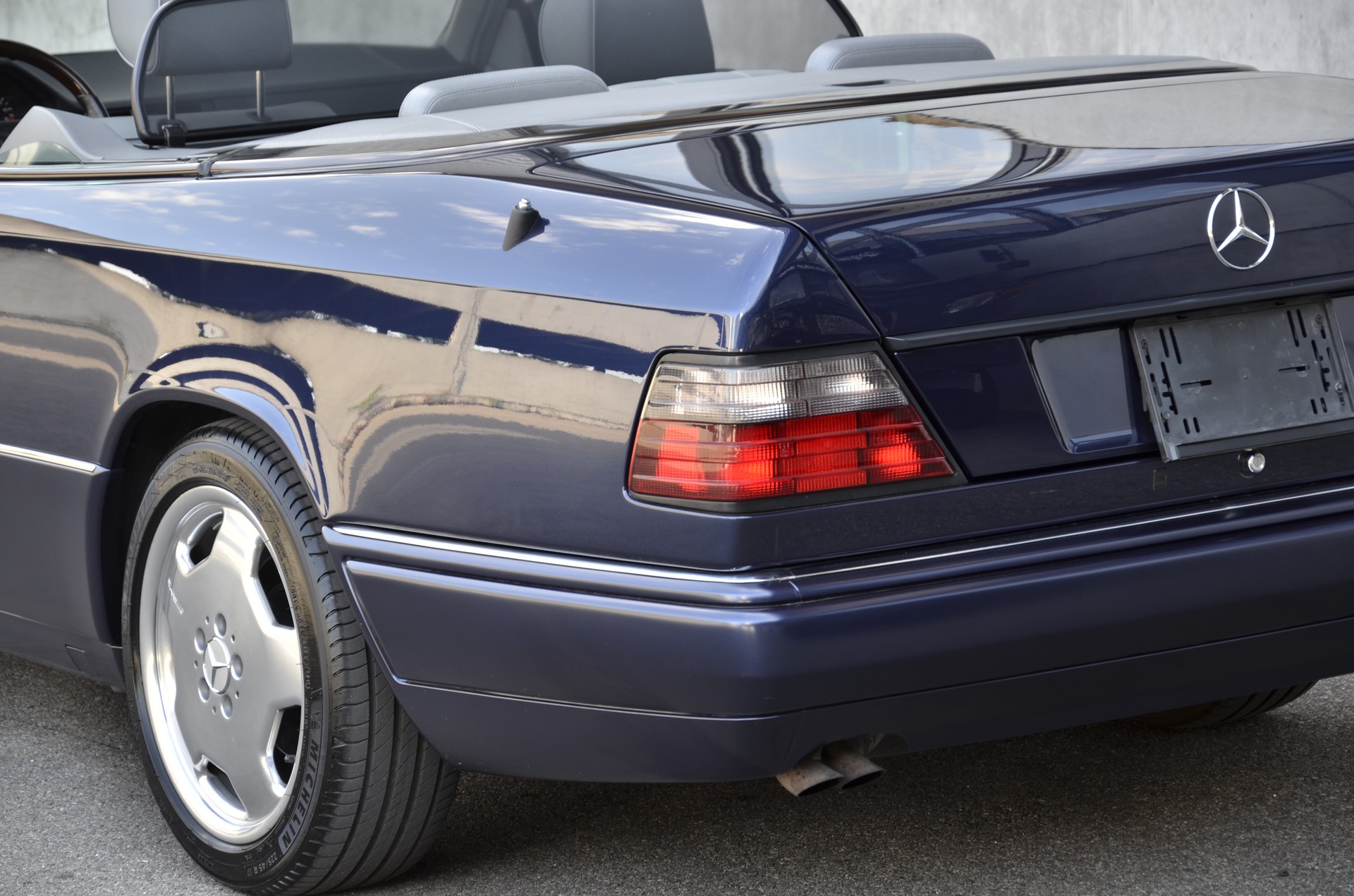 MERCEDES-BENZ E 320 Cabrio-image-26