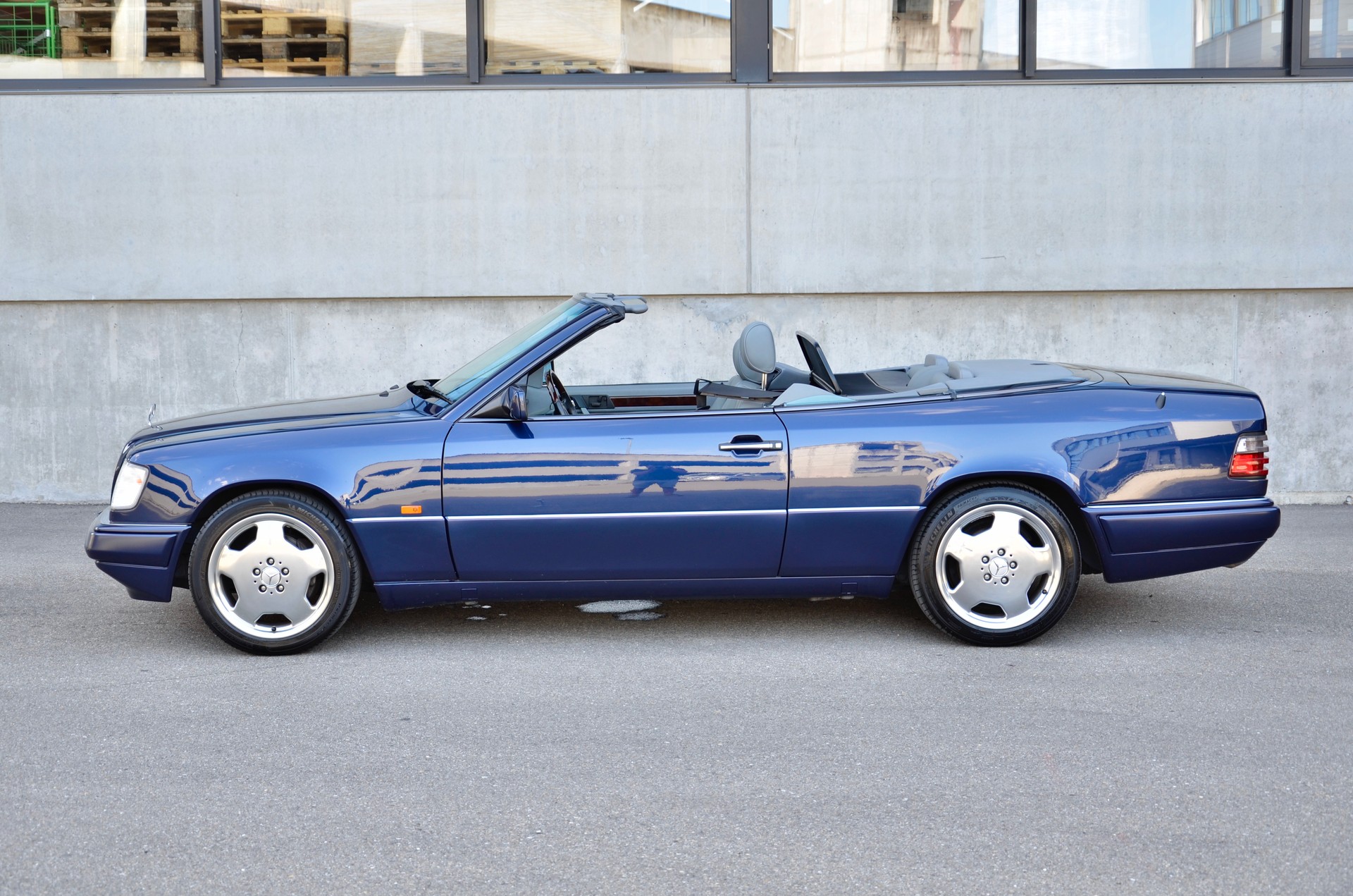 MERCEDES-BENZ E 320 Cabrio-image-23