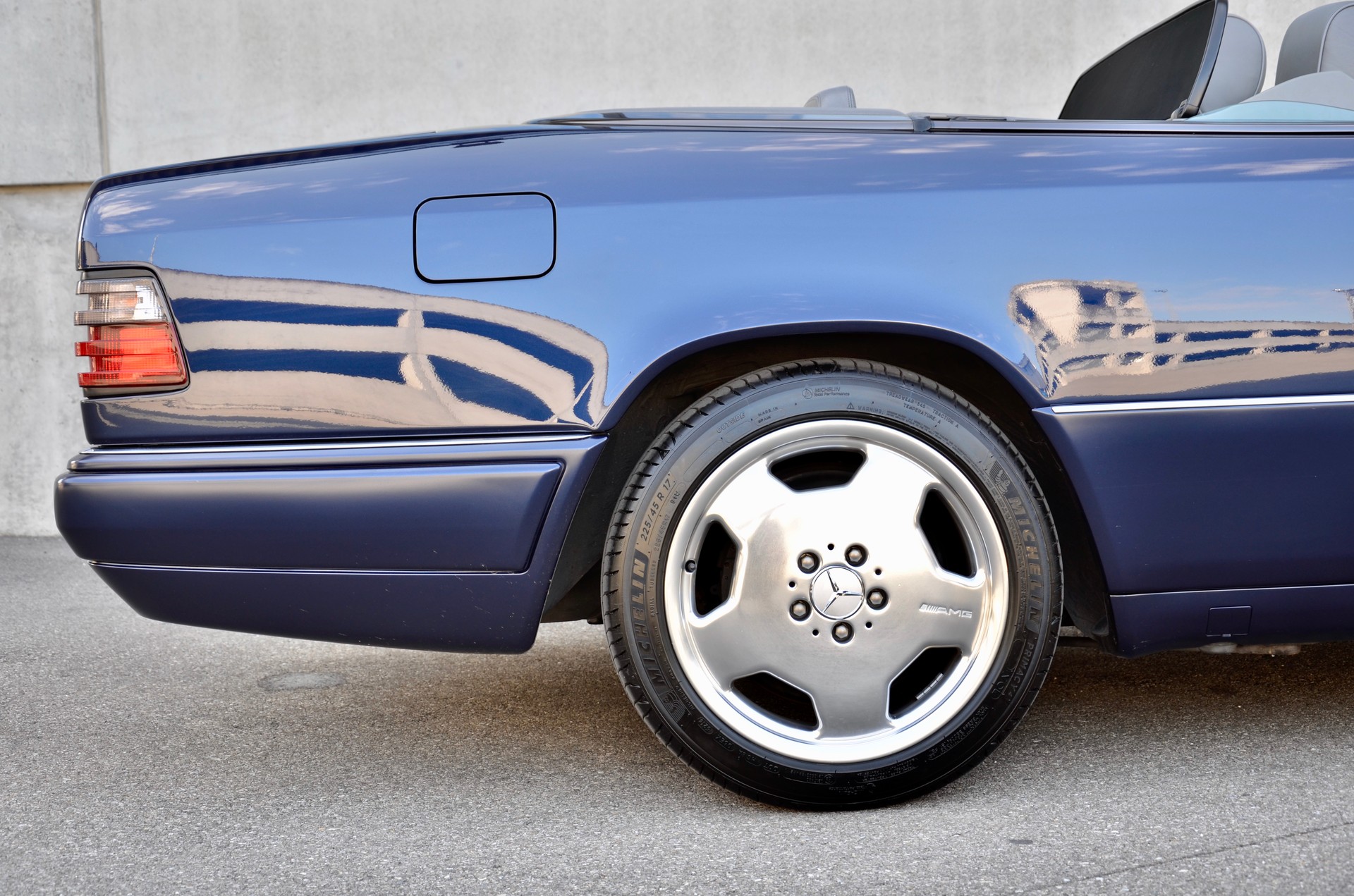 MERCEDES-BENZ E 320 Cabrio-image-22