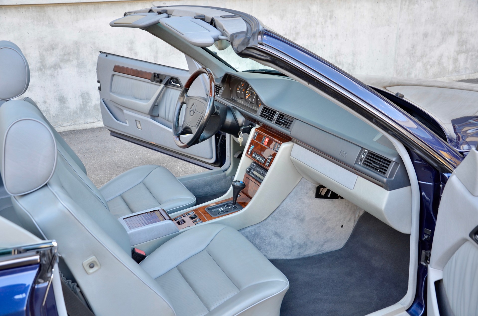 MERCEDES-BENZ E 320 Cabrio-image-17