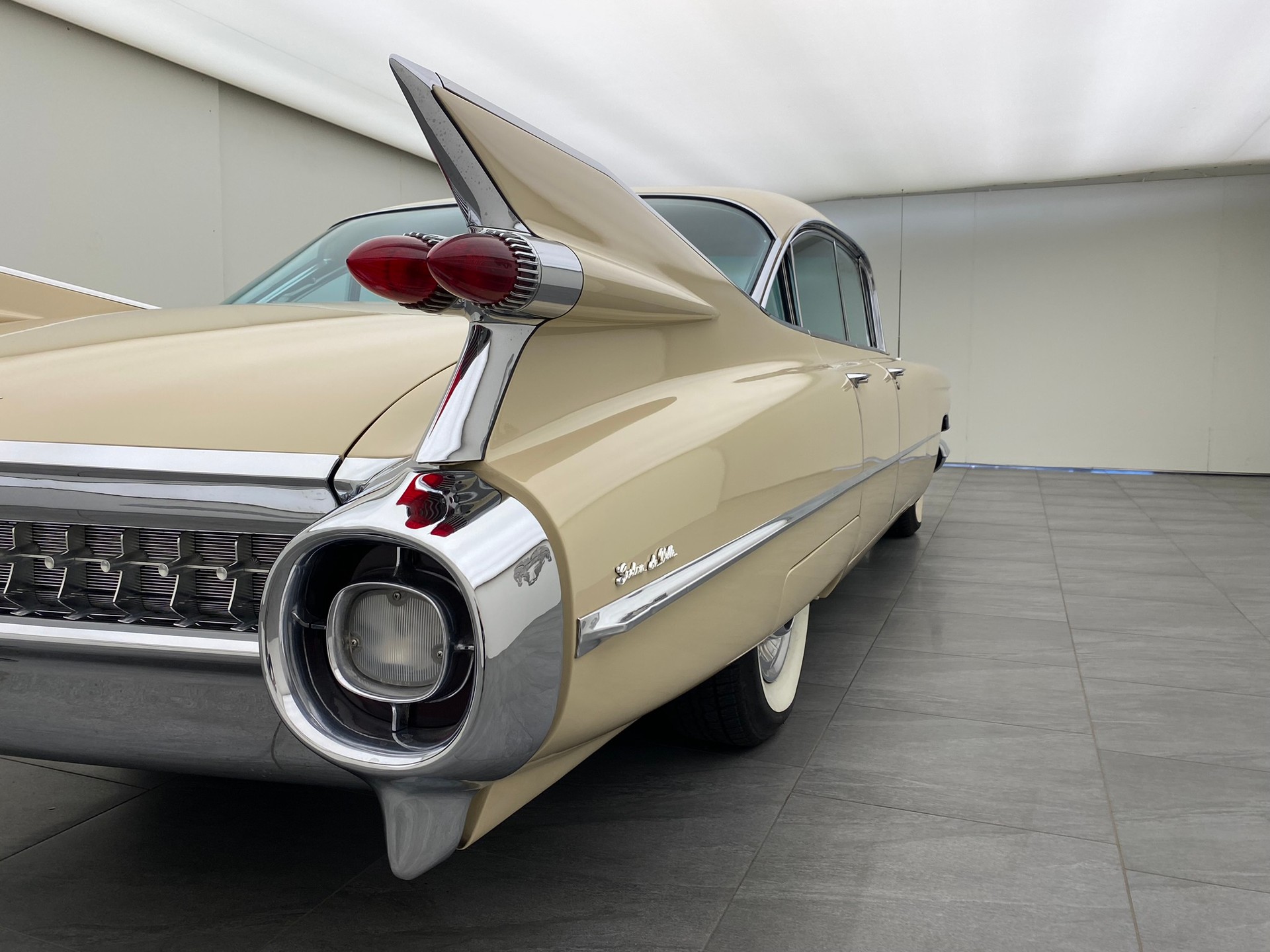 CADILLAC Deville Sedan-image-9