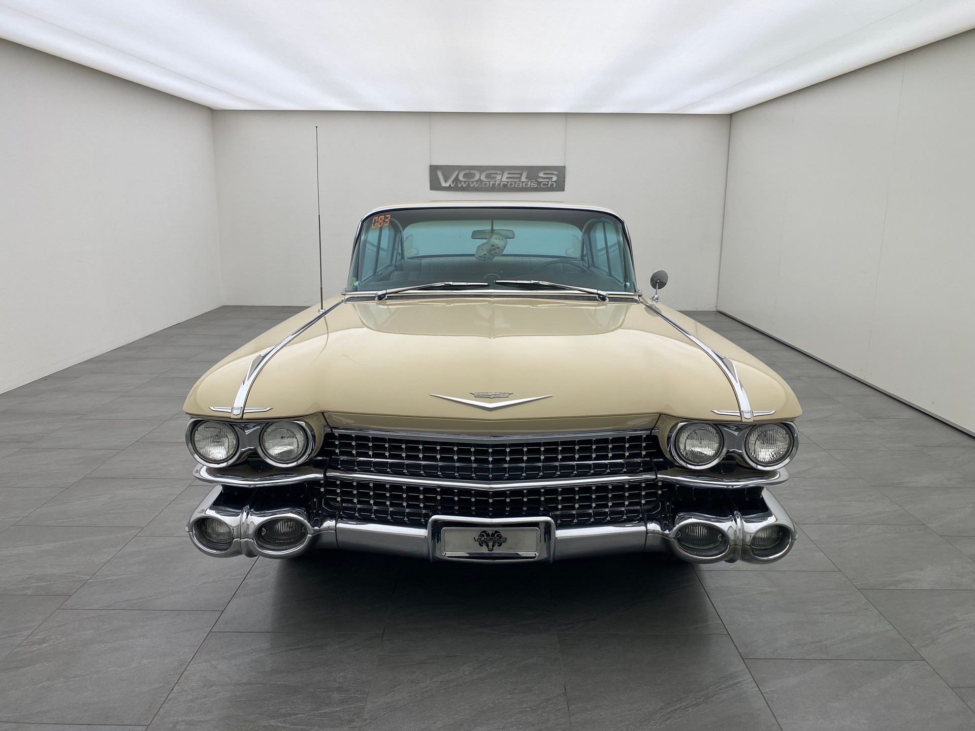 CADILLAC Deville Sedan-showroom-element-1
